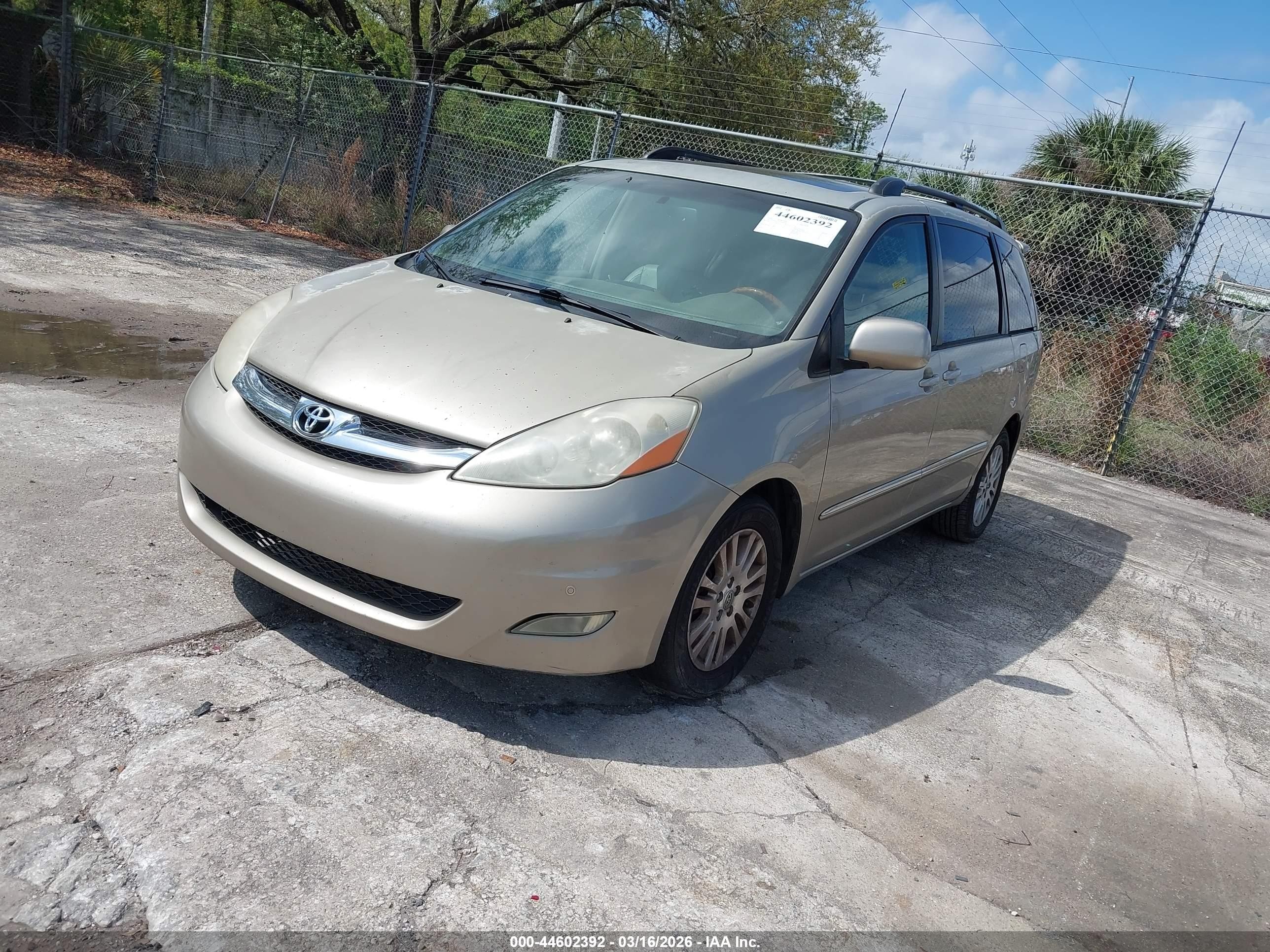 2010 Toyota Sienna Limited Золотой vin: 5TDYK4CC7AS340206