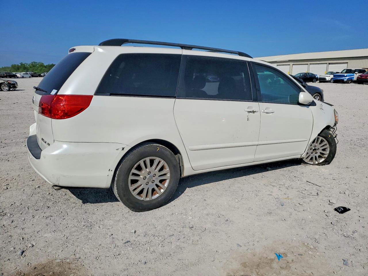2010 Toyota Sienna Xle White vin: 5TDYK4CC9AS319616