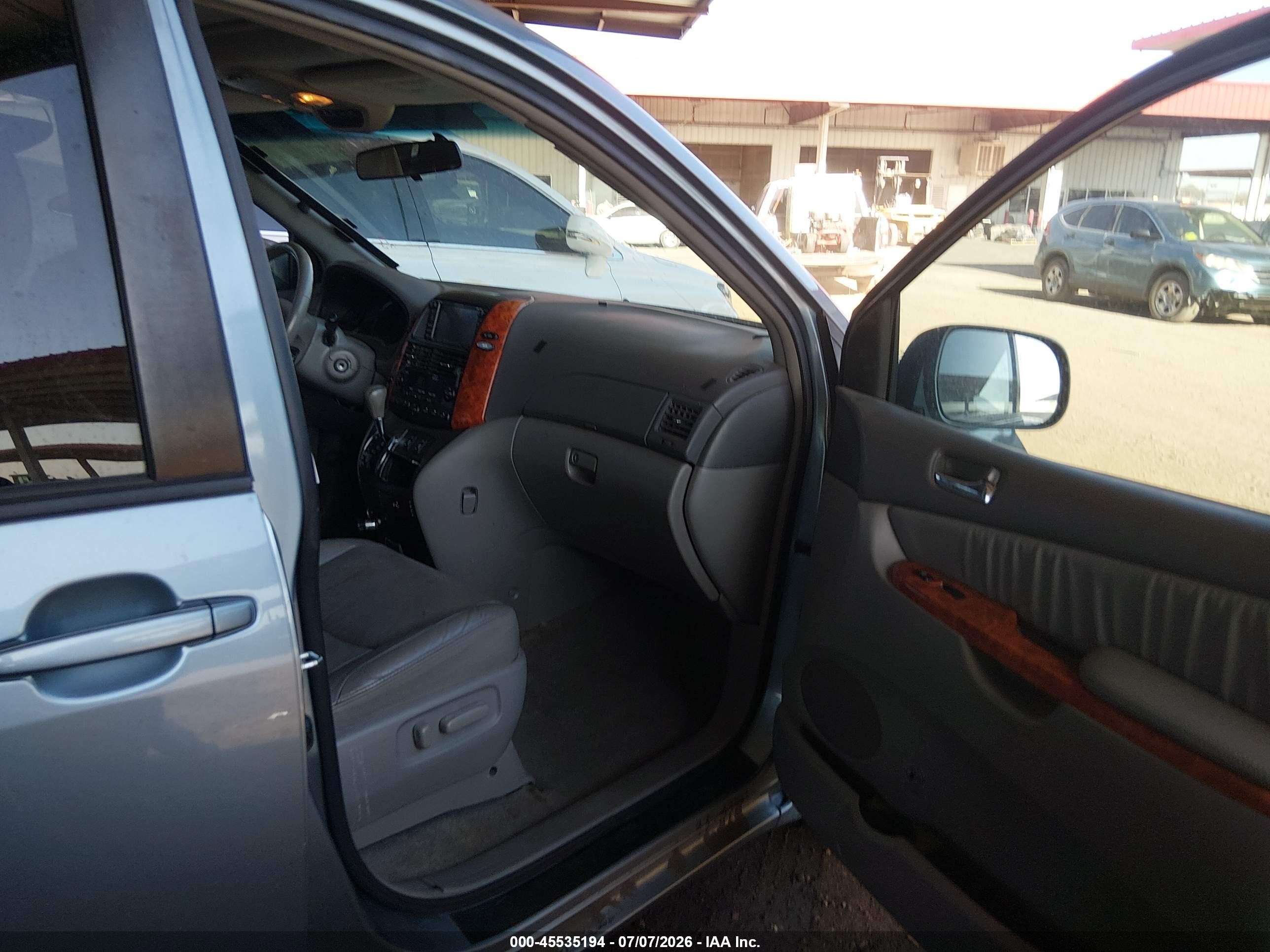 2010 Toyota Sienna Xle Light Blue vin: 5TDYK4CCXAS313016