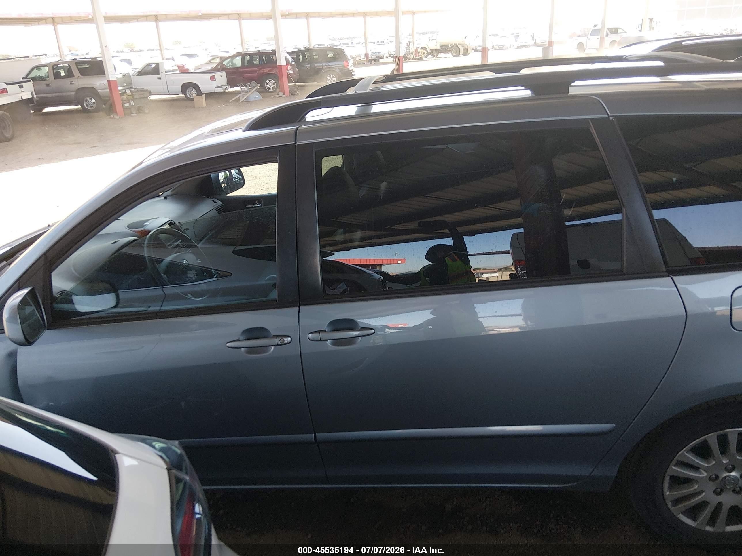2010 Toyota Sienna Xle Light Blue vin: 5TDYK4CCXAS313016
