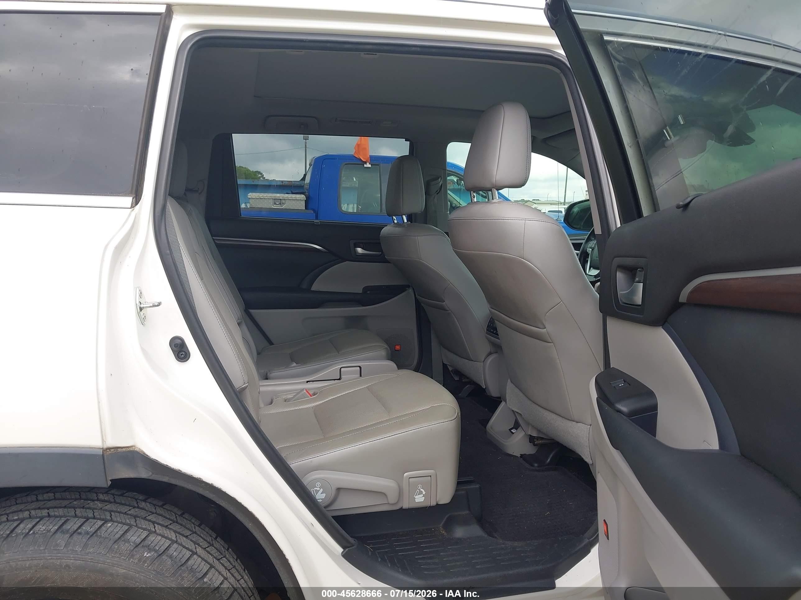 2015 Toyota Highlander Limited Platinum V6 White vin: 5TDYKRFH4FS065955
