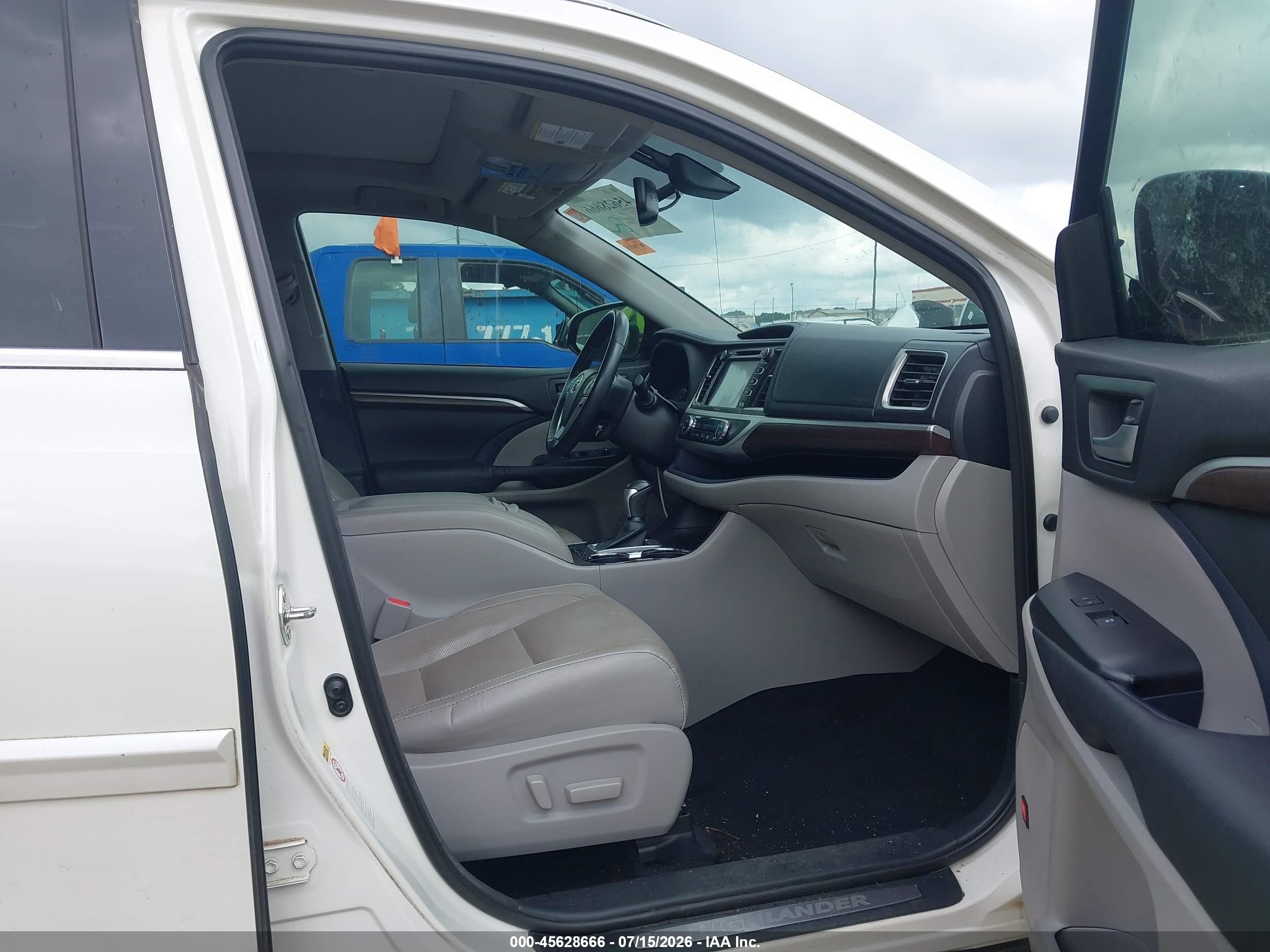 2015 Toyota Highlander Limited Platinum V6 White vin: 5TDYKRFH4FS065955