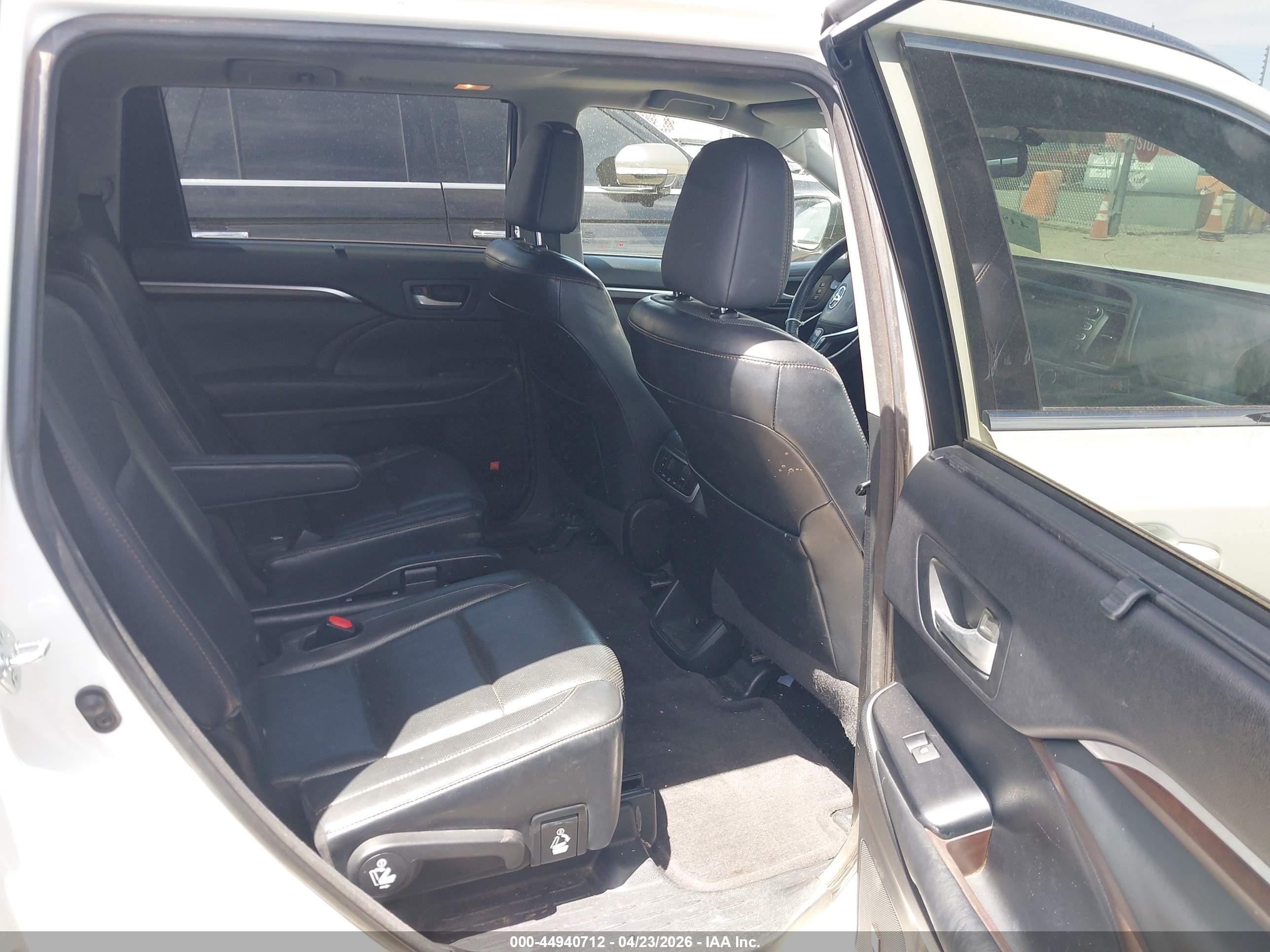 2015 Toyota Highlander Limited V6 White vin: 5TDYKRFH5FS077452