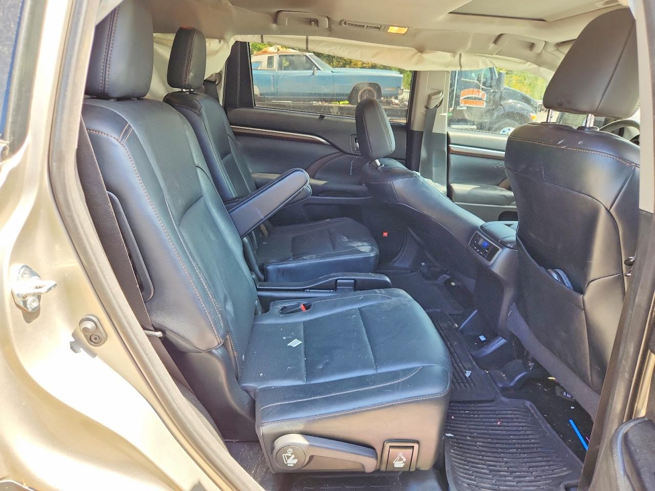 2015 Toyota Highlander Limited Silver vin: 5TDYKRFH8FS086002
