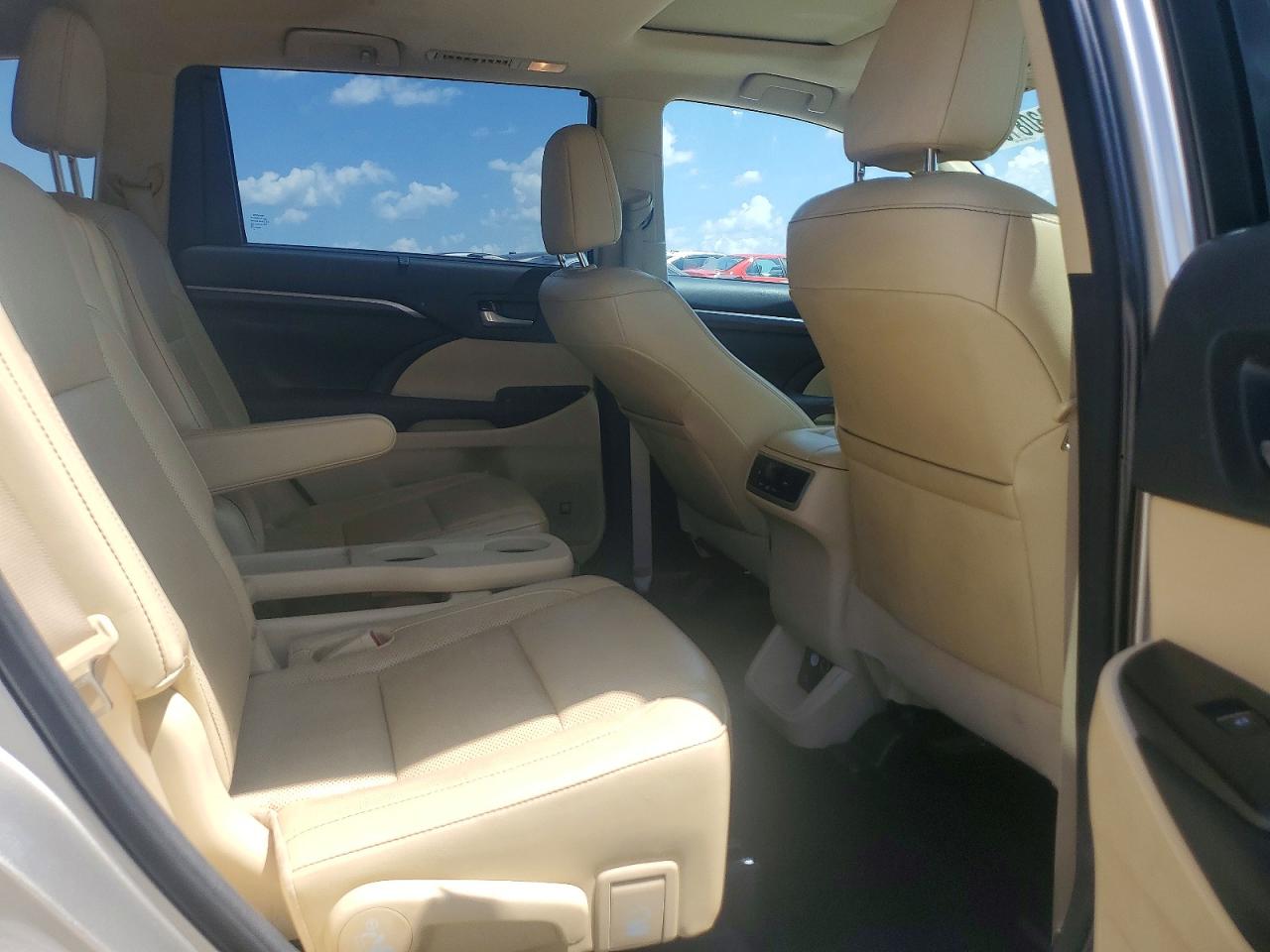 2015 Toyota Highlander Limited Beige vin: 5TDYKRFHXFS072408