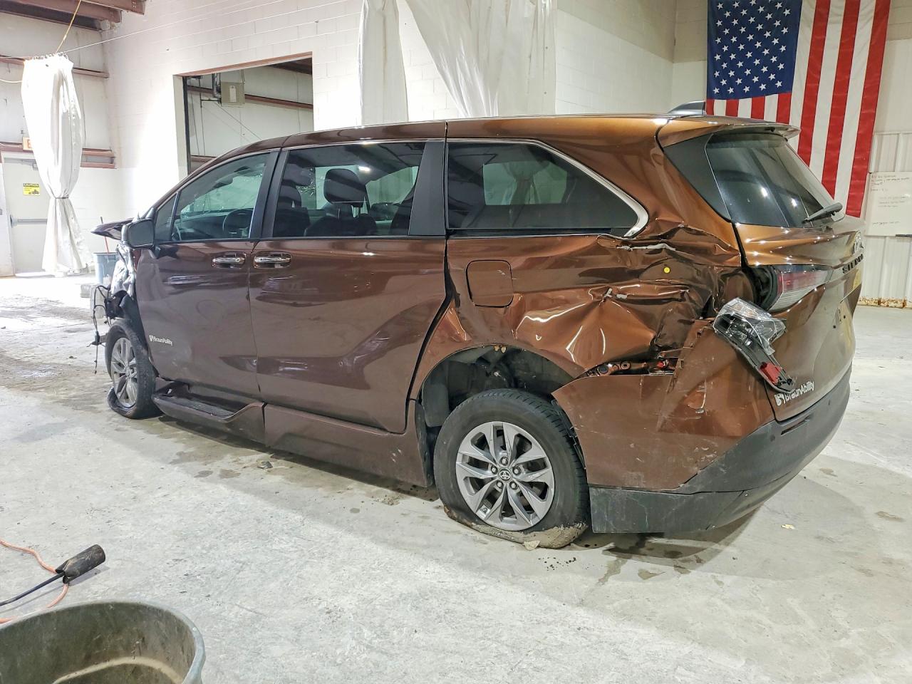 2023 Toyota Sienna Xle Коричневый vin: 5TDYRKEC1PS158524