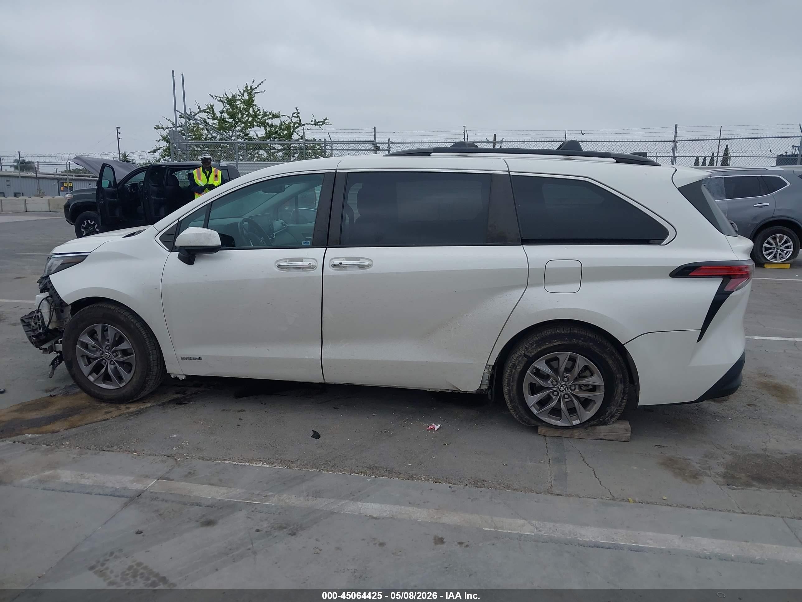 2021 Toyota Sienna Xle White vin: 5TDYRKEC2MS021426