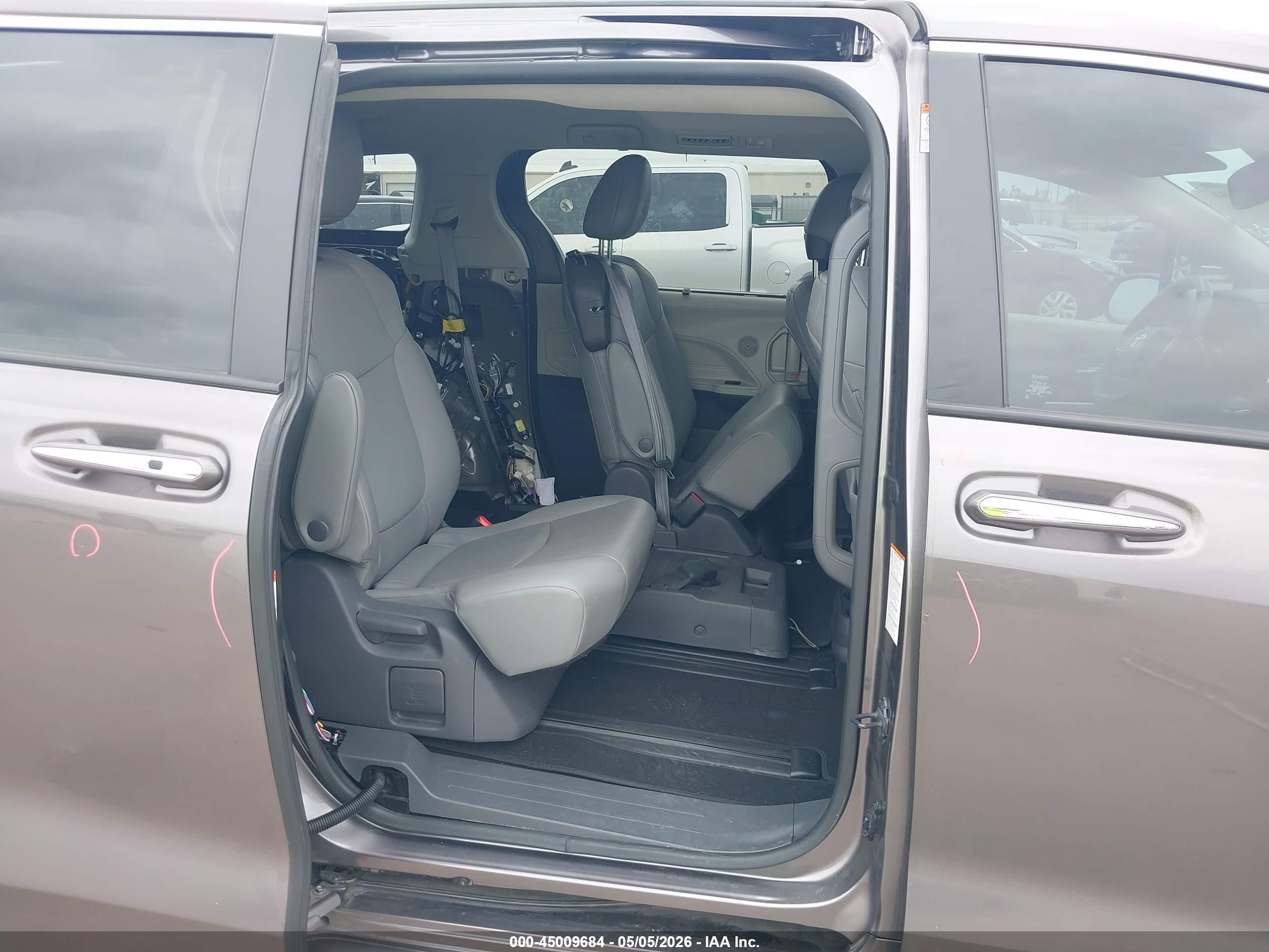 2021 Toyota Sienna Xle Gray vin: 5TDYRKEC2MS042860
