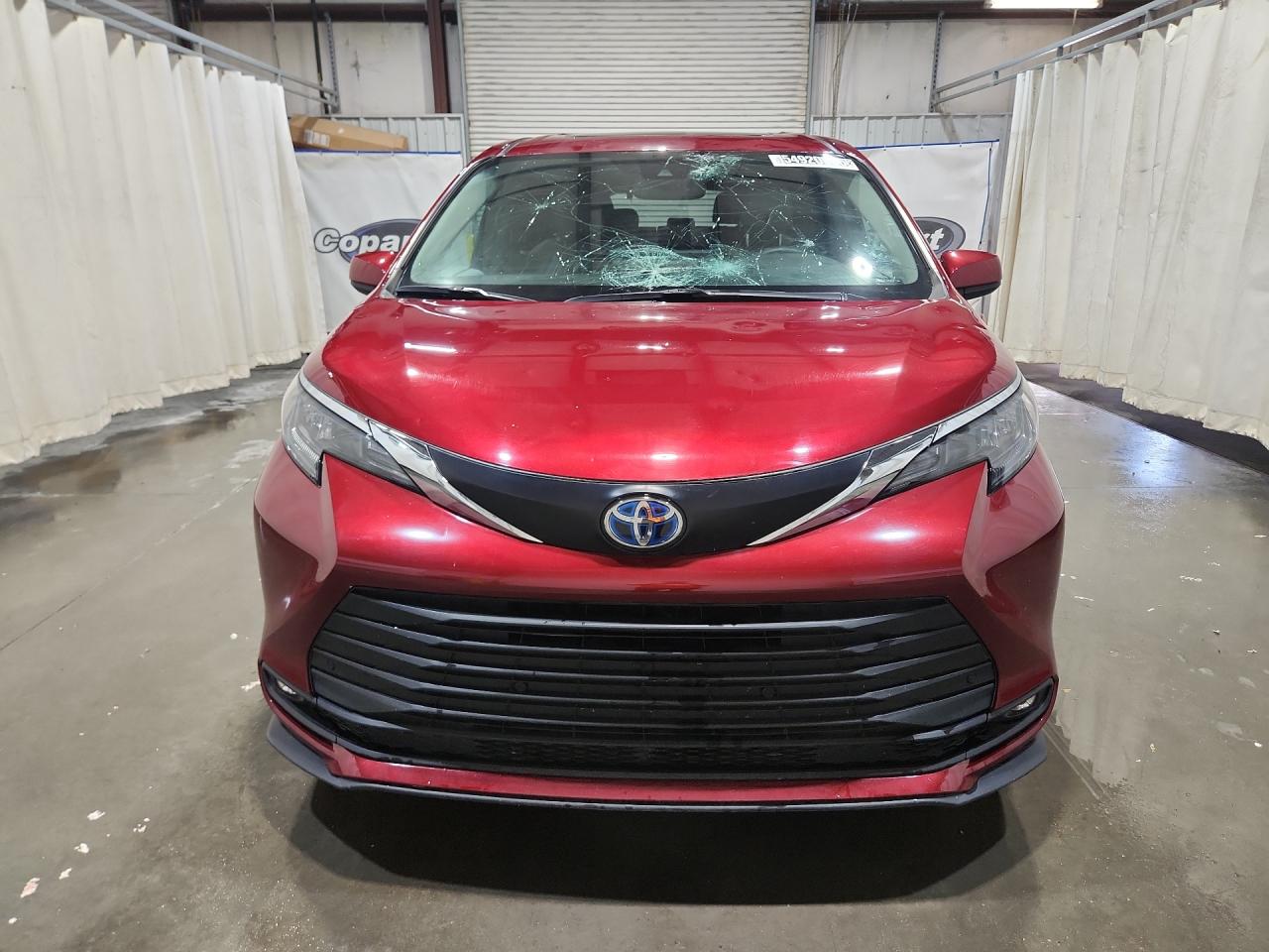 2025 Toyota Sienna Xle 8-passenger Red vin: 5TDYRKEC2SS243705 Damage: Windshield, Broken, Replacement Required