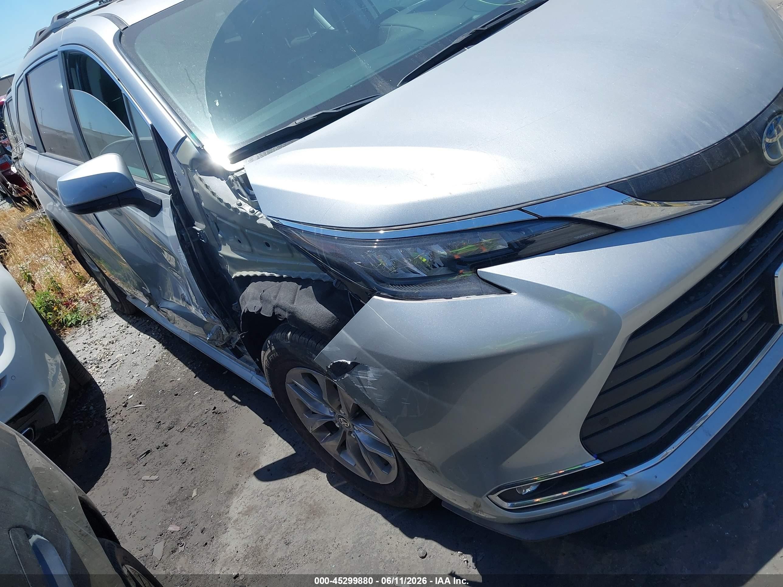 2024 Toyota Sienna Xle Silver vin: 5TDYRKEC7RS218860