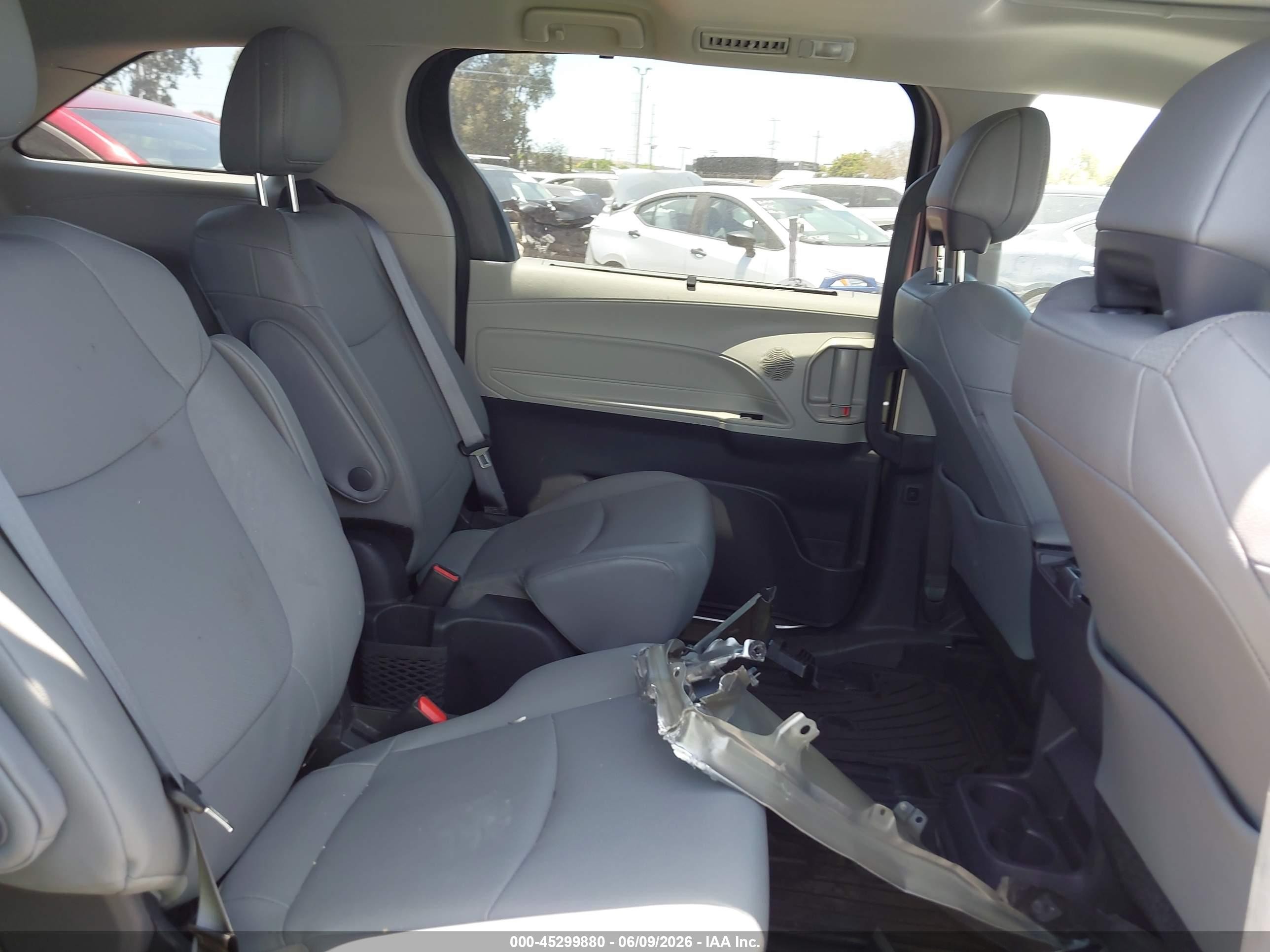 2024 Toyota Sienna Xle Silver vin: 5TDYRKEC7RS218860
