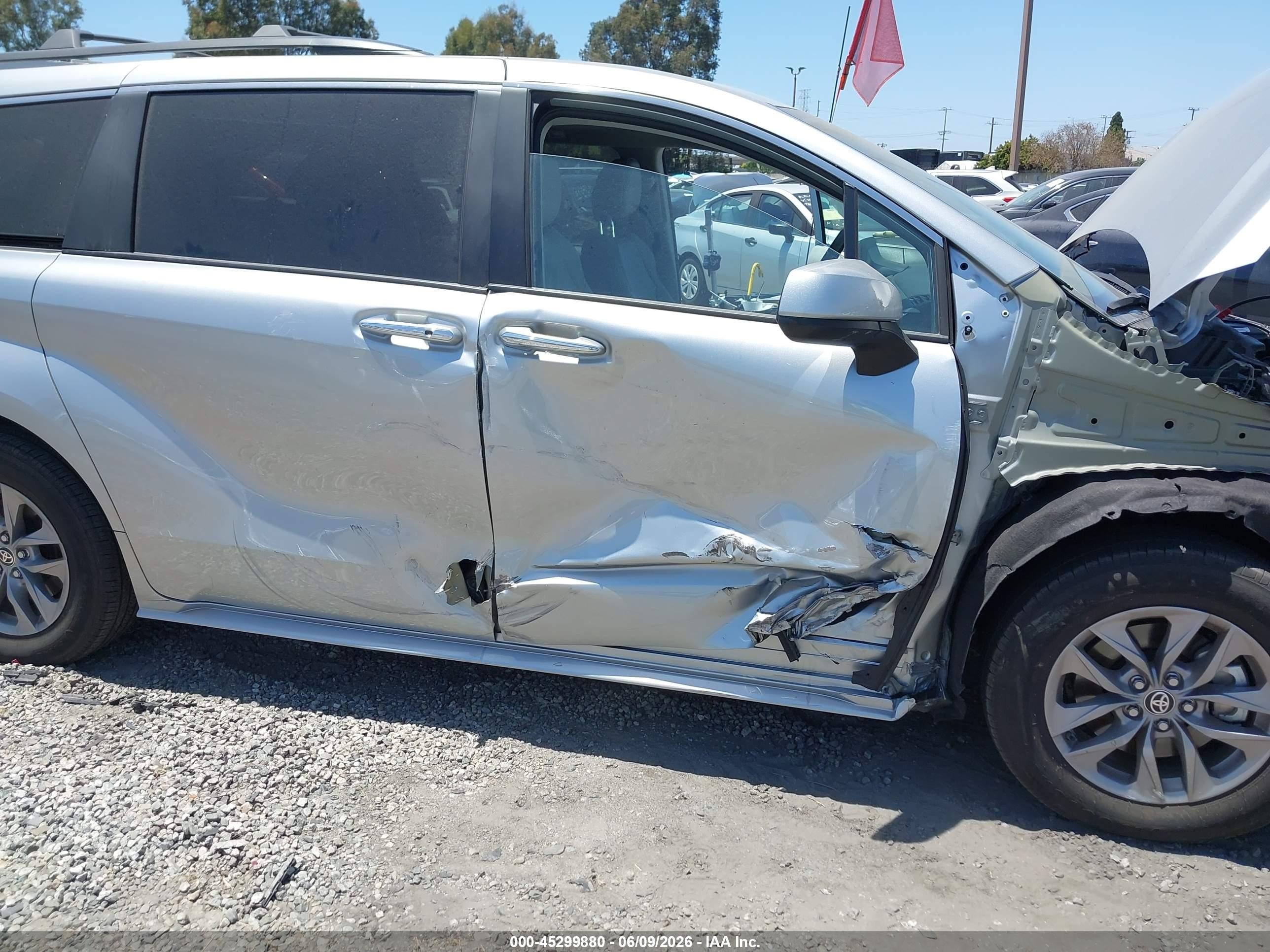 2024 Toyota Sienna Xle Silver vin: 5TDYRKEC7RS218860