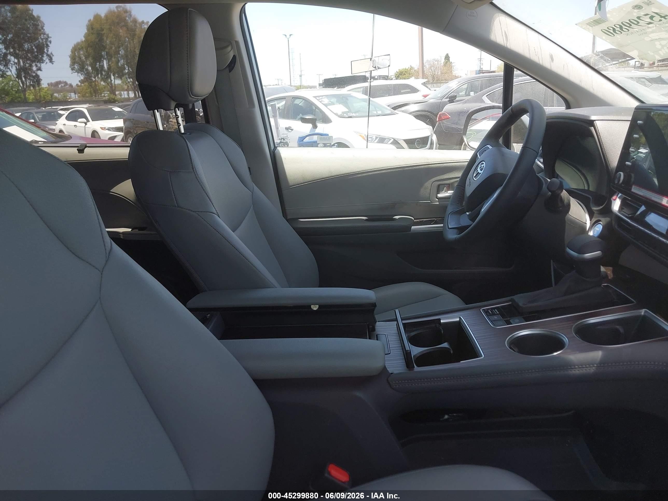 2024 Toyota Sienna Xle Silver vin: 5TDYRKEC7RS218860