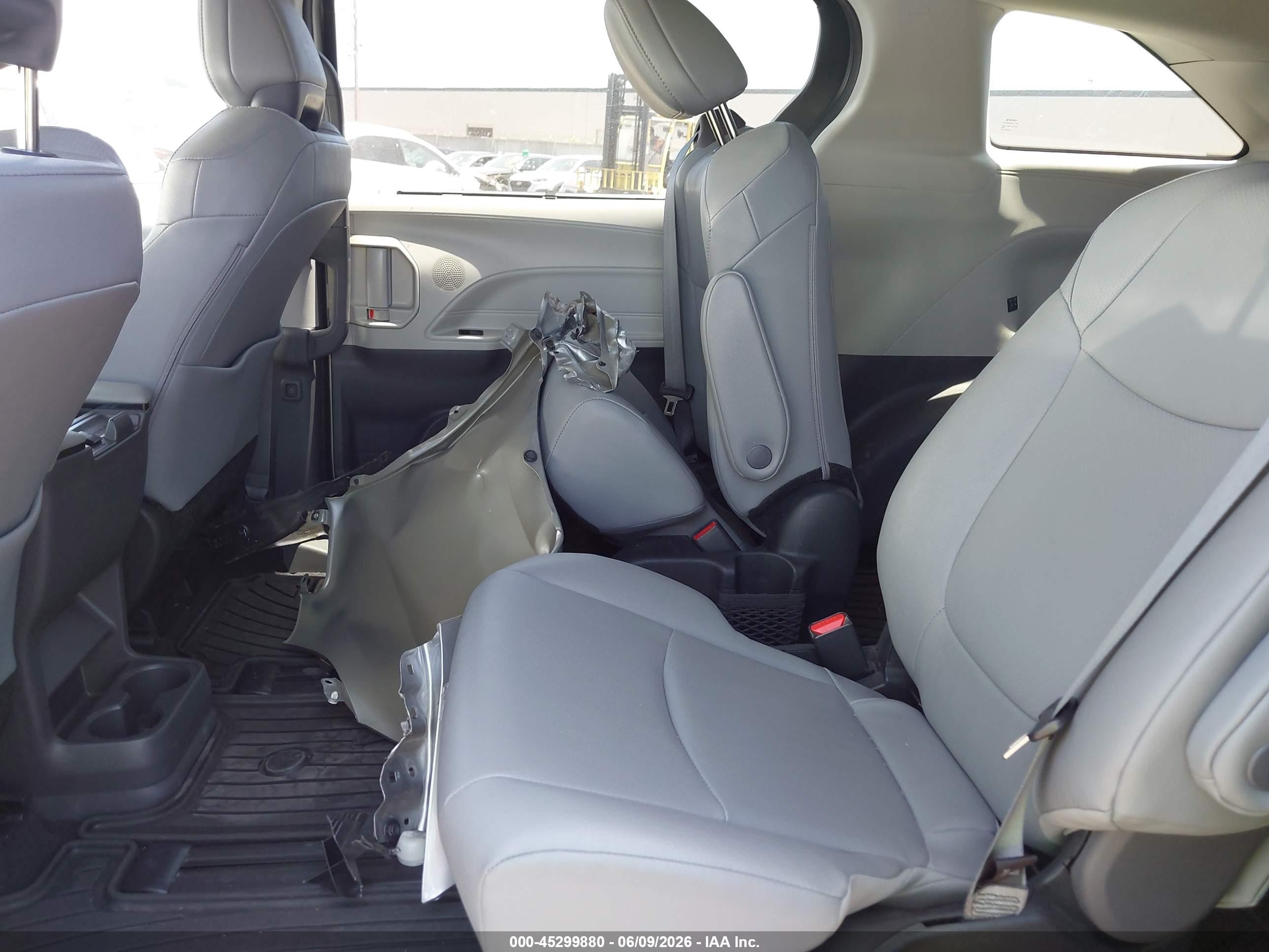 2024 Toyota Sienna Xle Silver vin: 5TDYRKEC7RS218860