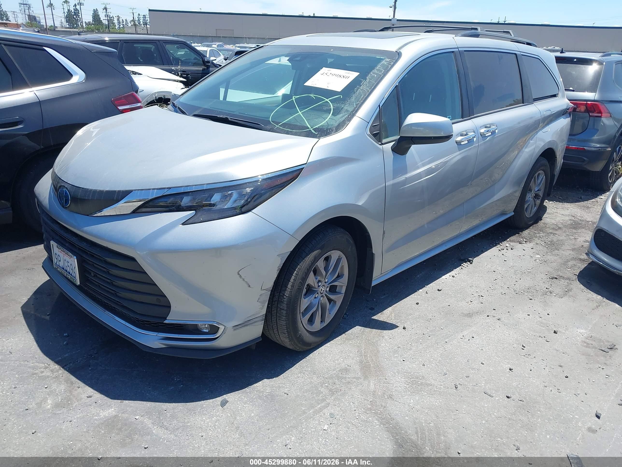 2024 Toyota Sienna Xle Silver vin: 5TDYRKEC7RS218860