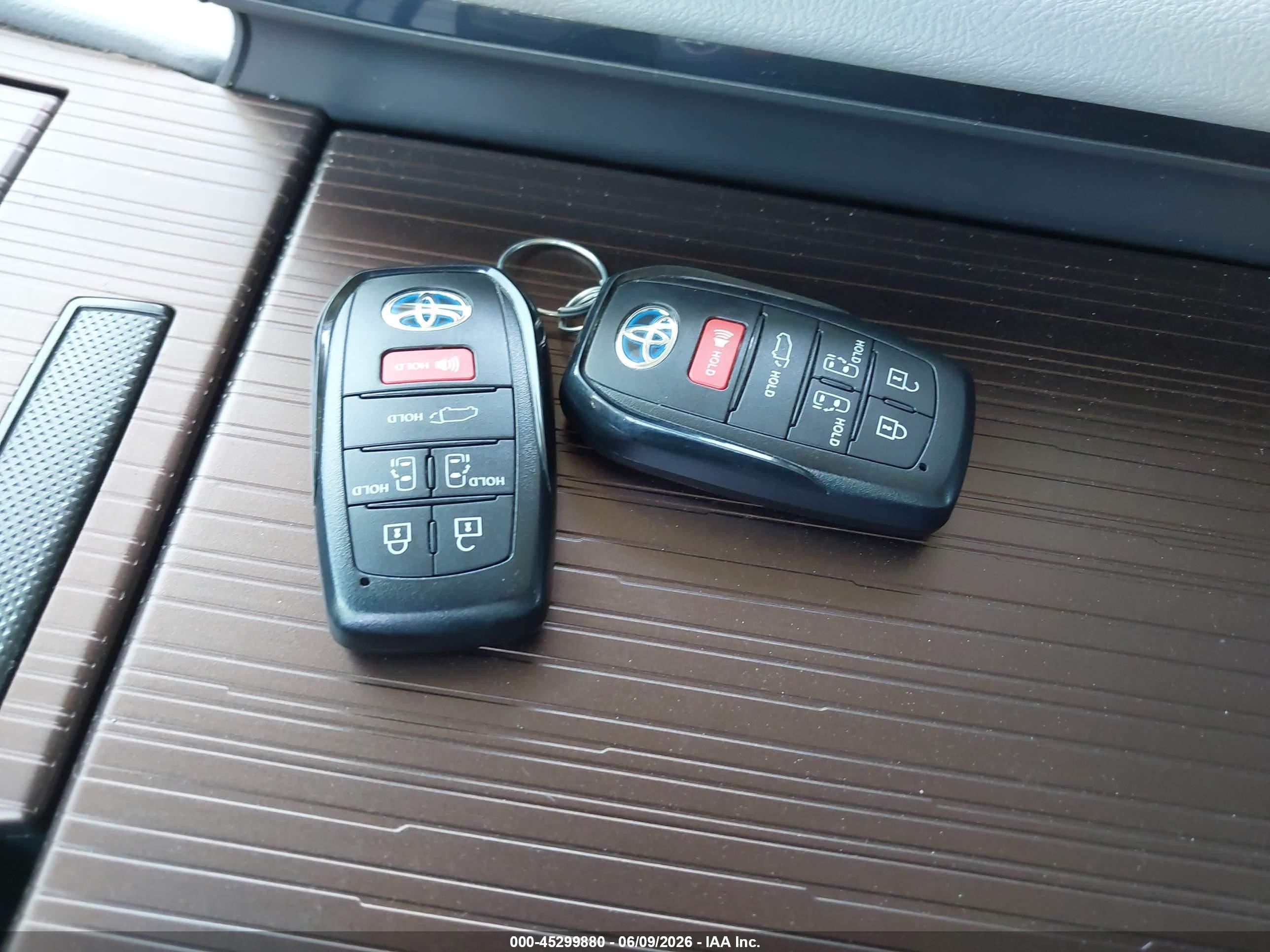 2024 Toyota Sienna Xle Silver vin: 5TDYRKEC7RS218860