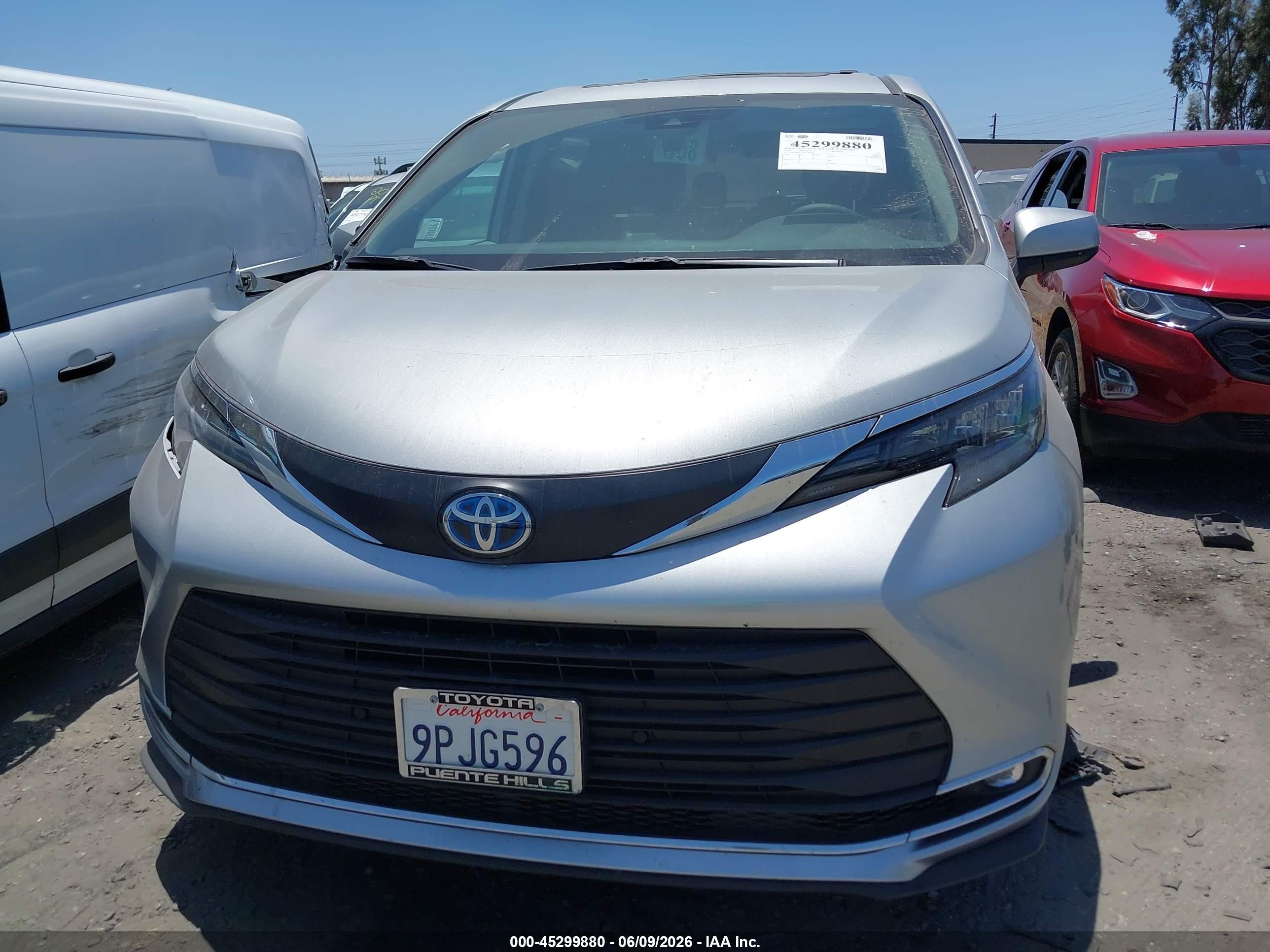 2024 Toyota Sienna Xle Silver vin: 5TDYRKEC7RS218860