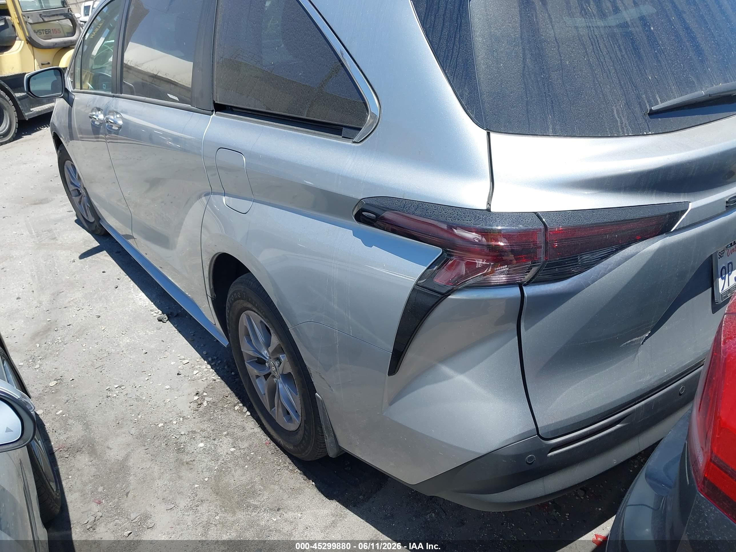 2024 Toyota Sienna Xle Silver vin: 5TDYRKEC7RS218860