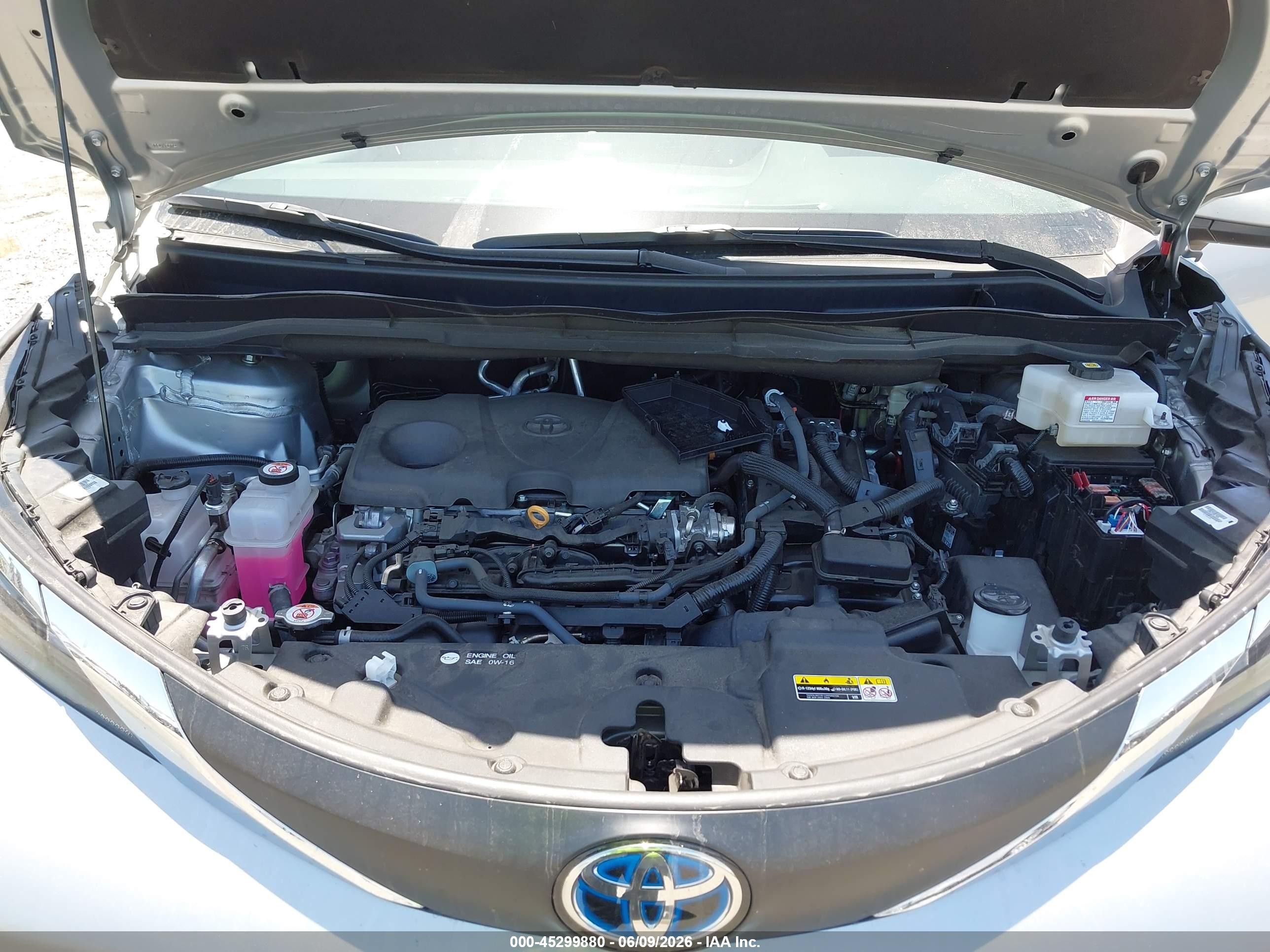 2024 Toyota Sienna Xle Silver vin: 5TDYRKEC7RS218860