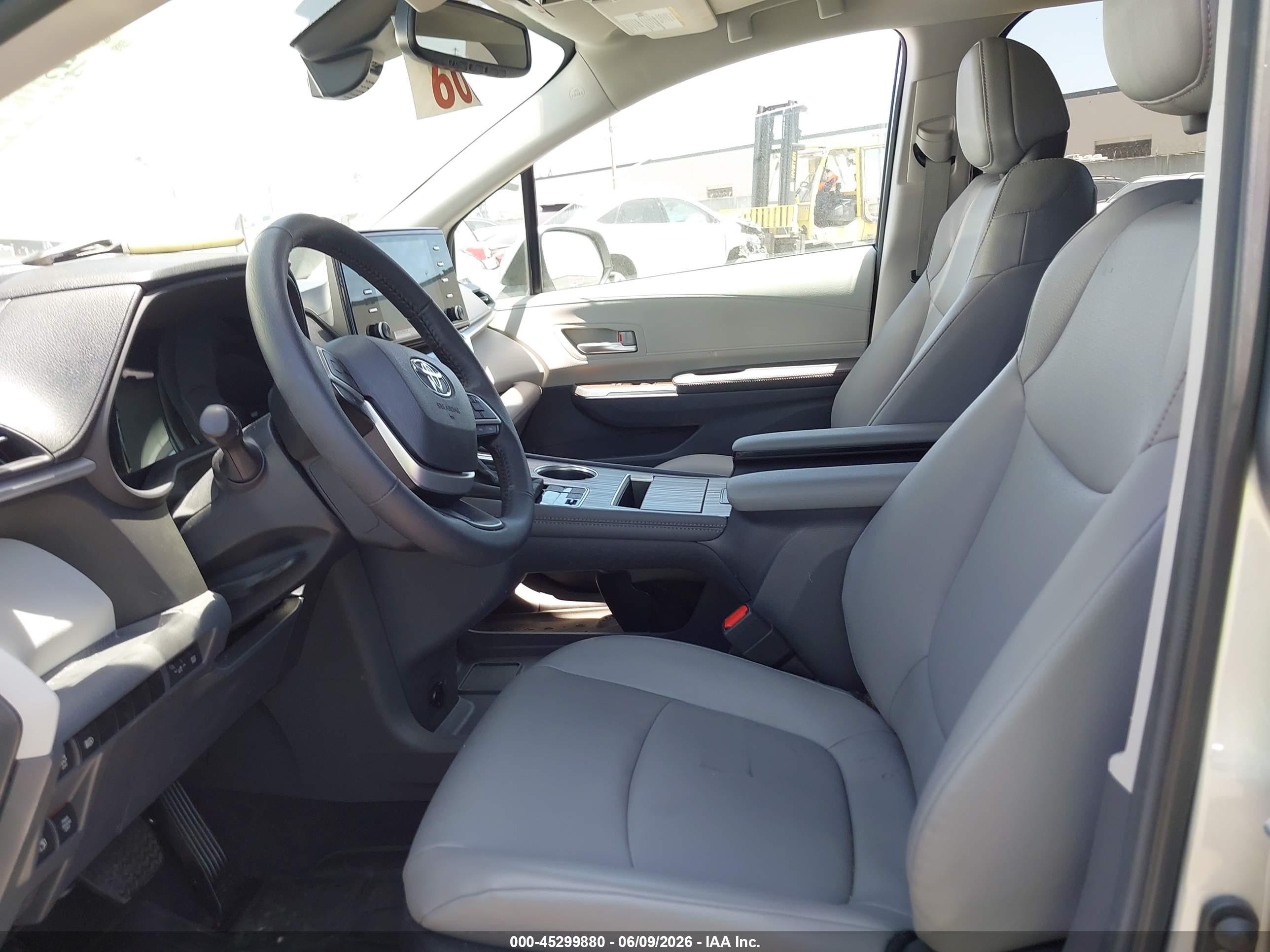 2024 Toyota Sienna Xle Silver vin: 5TDYRKEC7RS218860