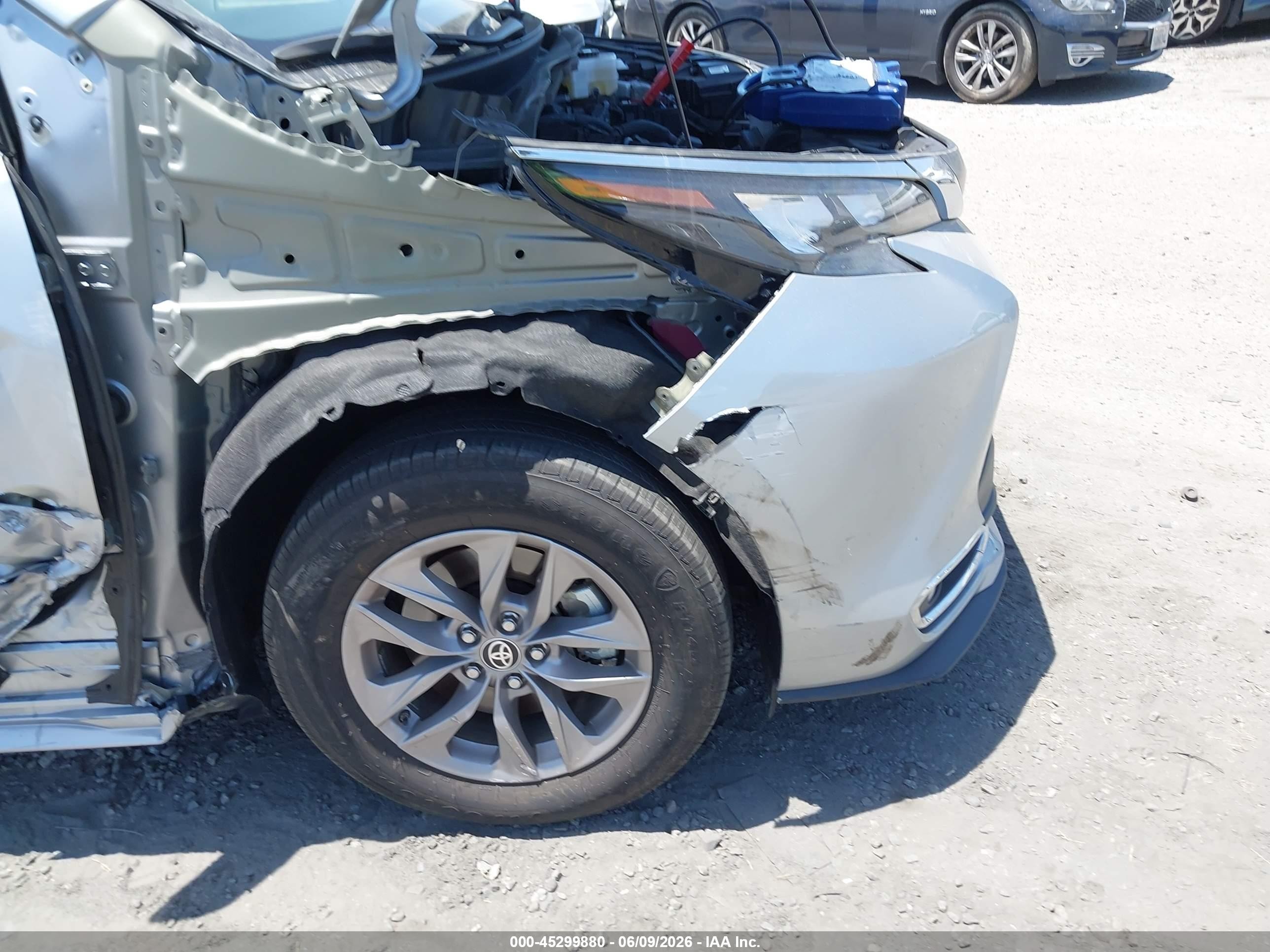2024 Toyota Sienna Xle Silver vin: 5TDYRKEC7RS218860