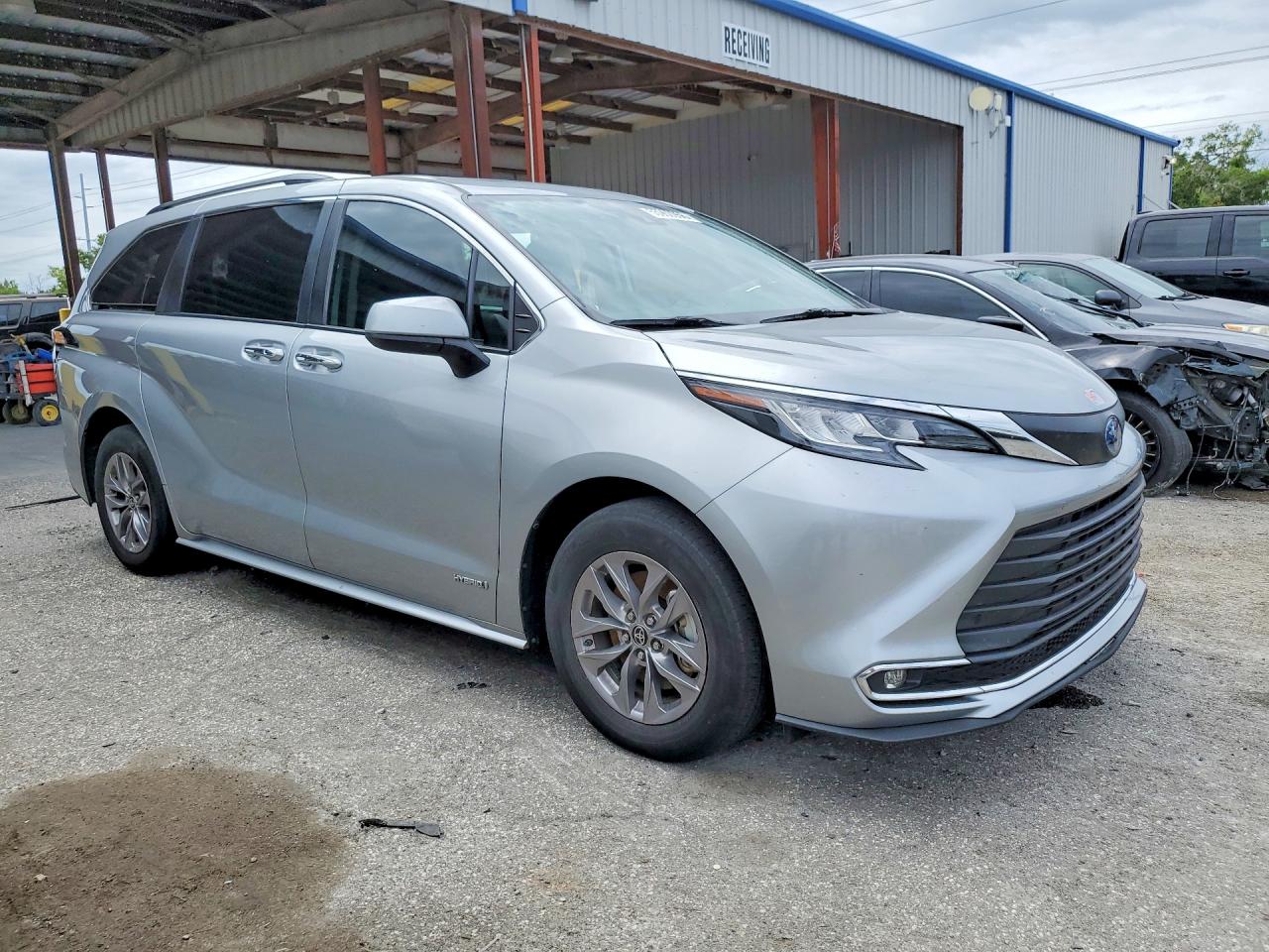 2021 Toyota Sienna Xle Серебряный vin: 5TDYRKEC8MS055368