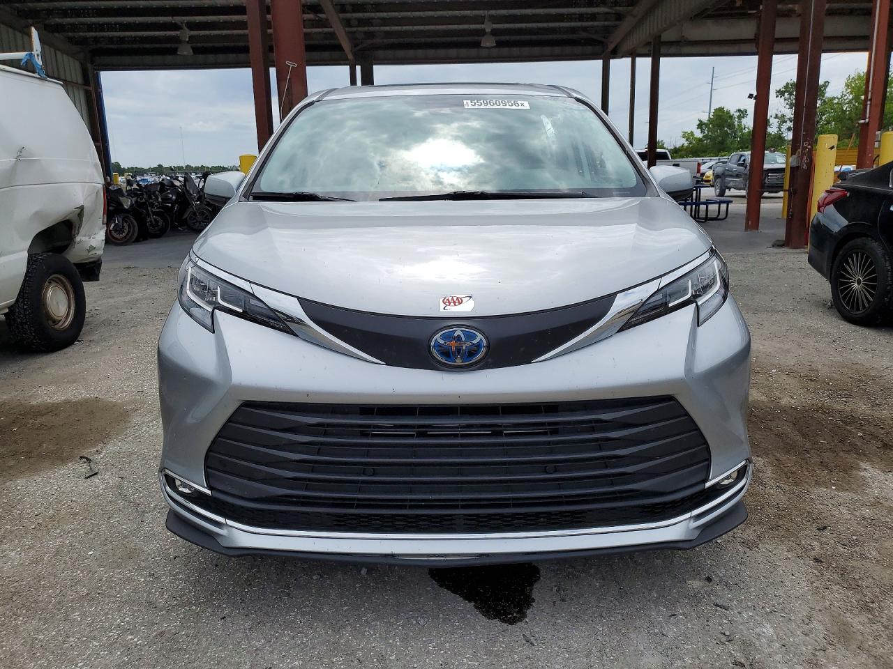 2021 Toyota Sienna Xle Серебряный vin: 5TDYRKEC8MS055368