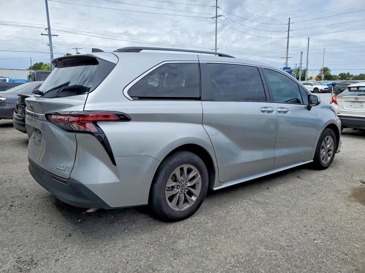 2021 Toyota Sienna Xle Серебряный vin: 5TDYRKEC8MS055368