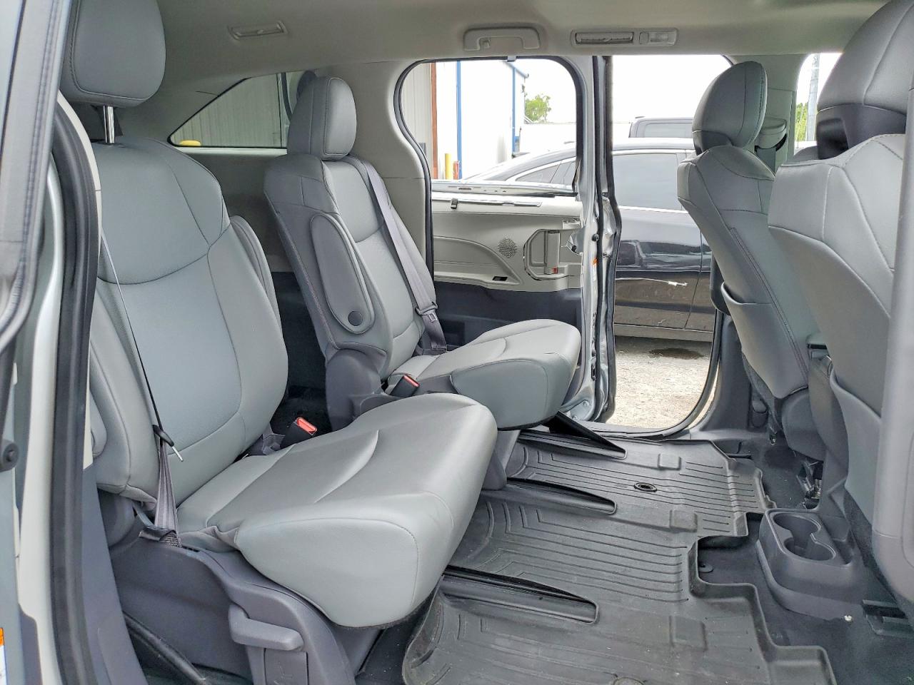 2021 Toyota Sienna Xle Серебряный vin: 5TDYRKEC8MS055368