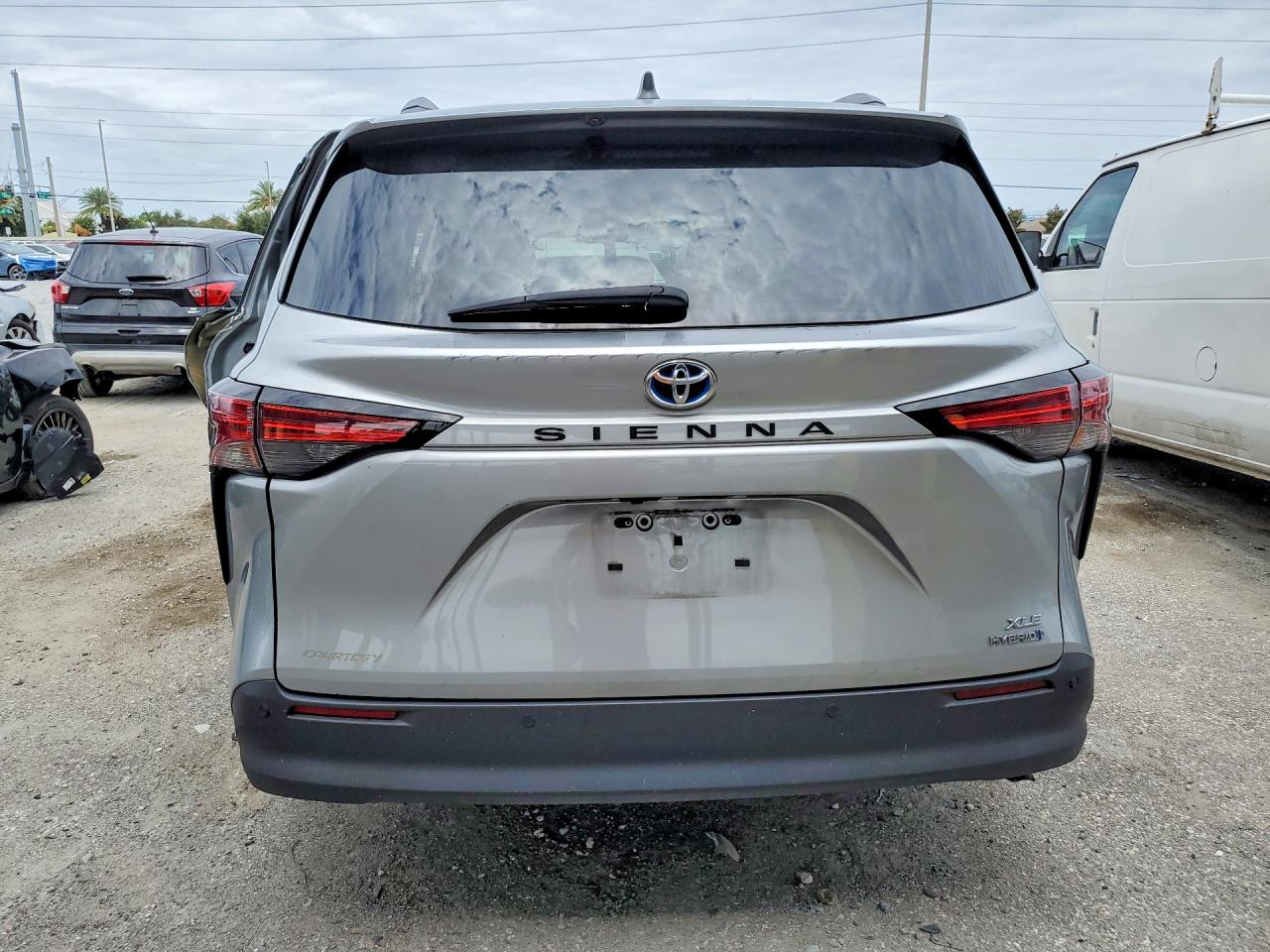 2021 Toyota Sienna Xle Серебряный vin: 5TDYRKEC8MS055368