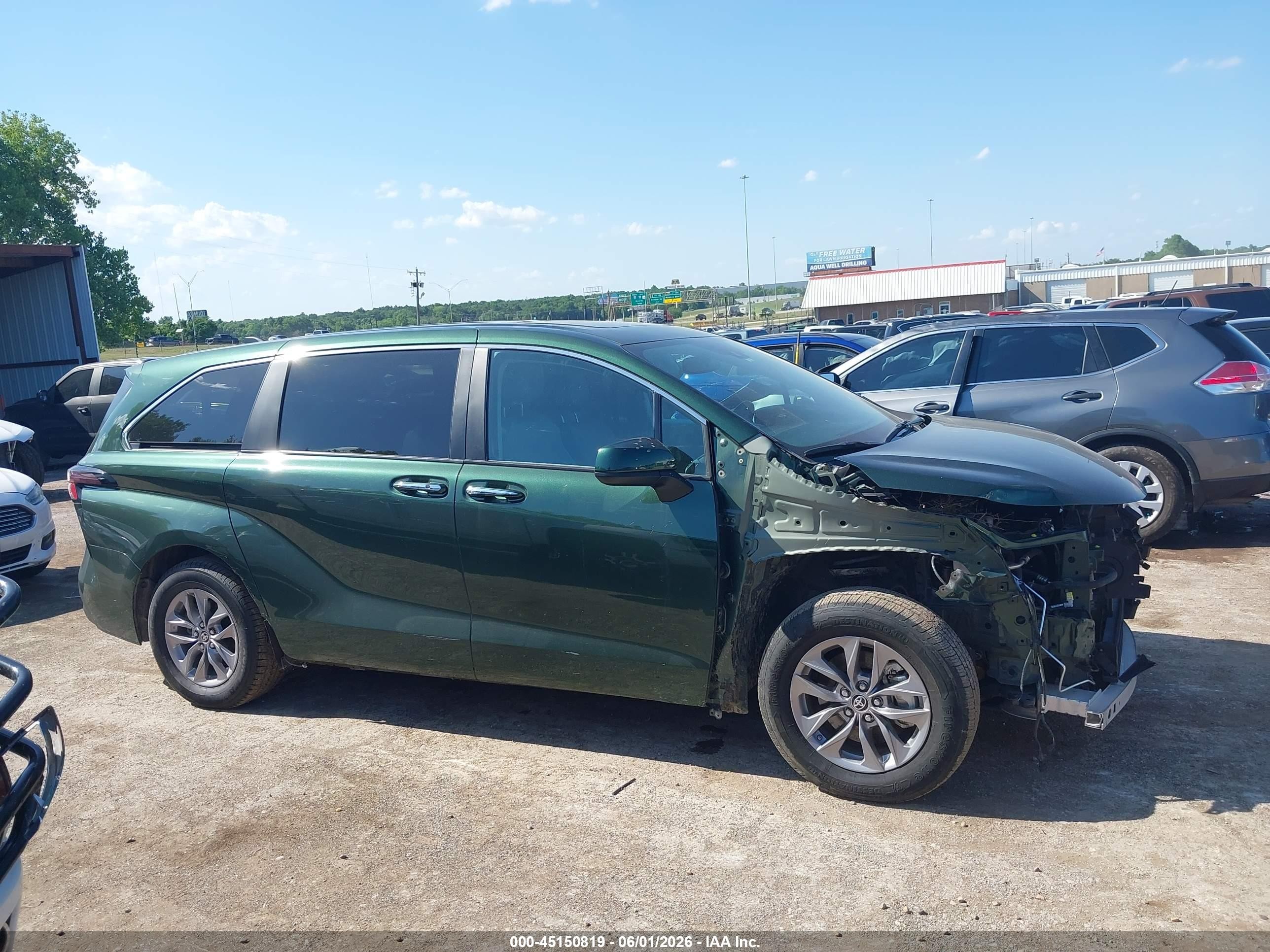 2024 Toyota Sienna Xle Green vin: 5TDYRKEC8RS213196