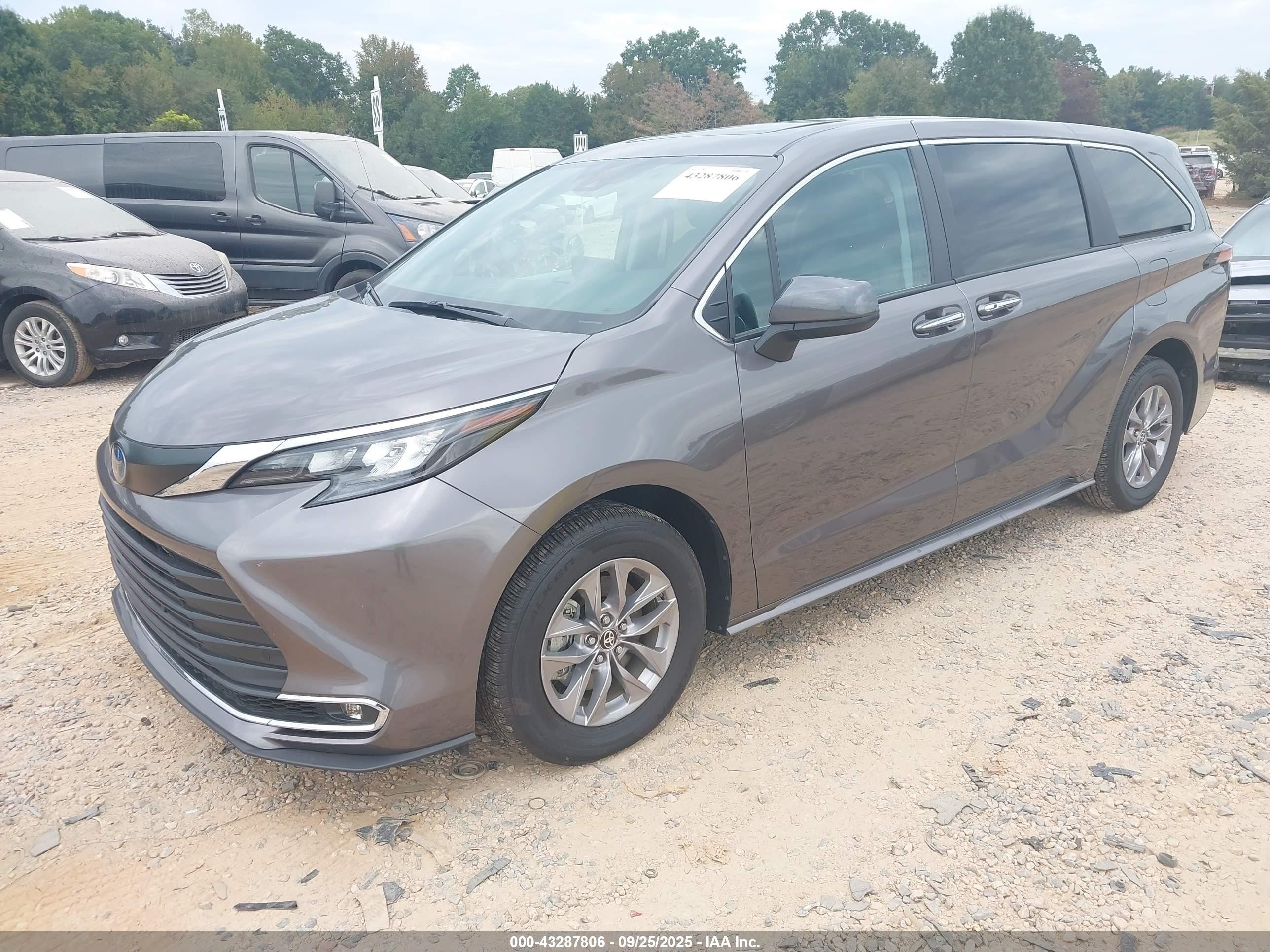 2024 Toyota Sienna Xle Gray vin: 5TDYRKEC8RS215823