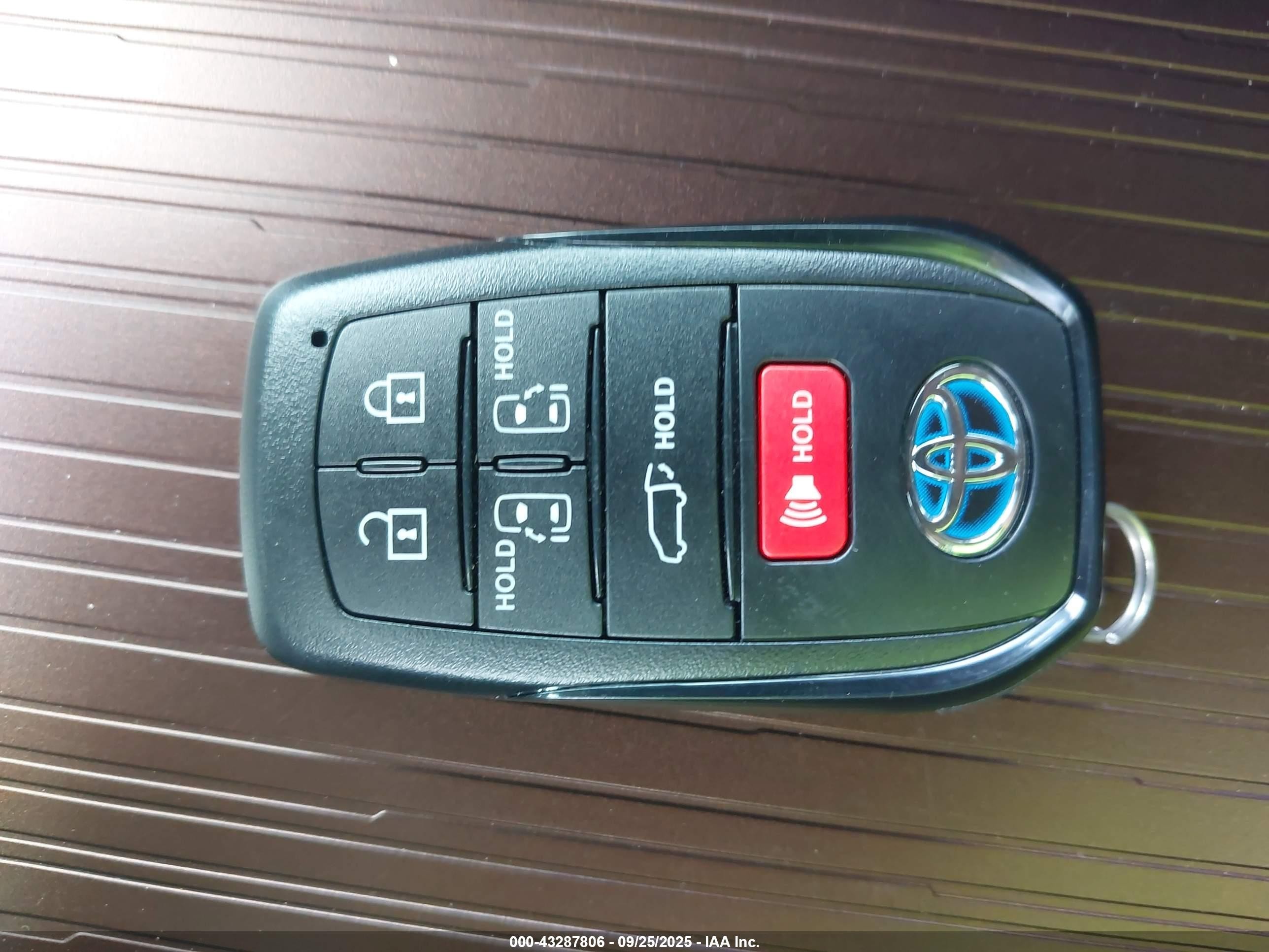 2024 Toyota Sienna Xle Gray vin: 5TDYRKEC8RS215823