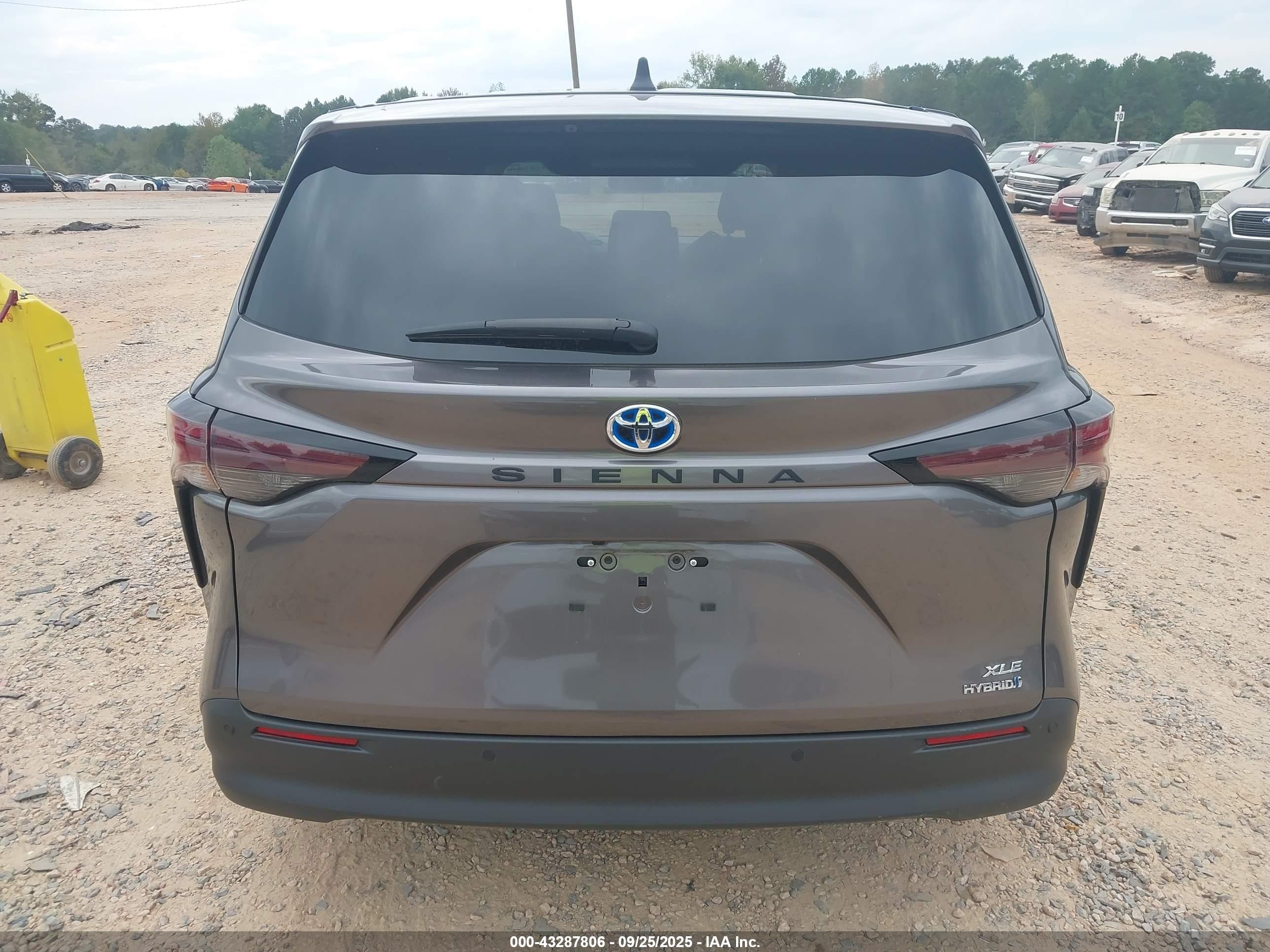 2024 Toyota Sienna Xle Gray vin: 5TDYRKEC8RS215823