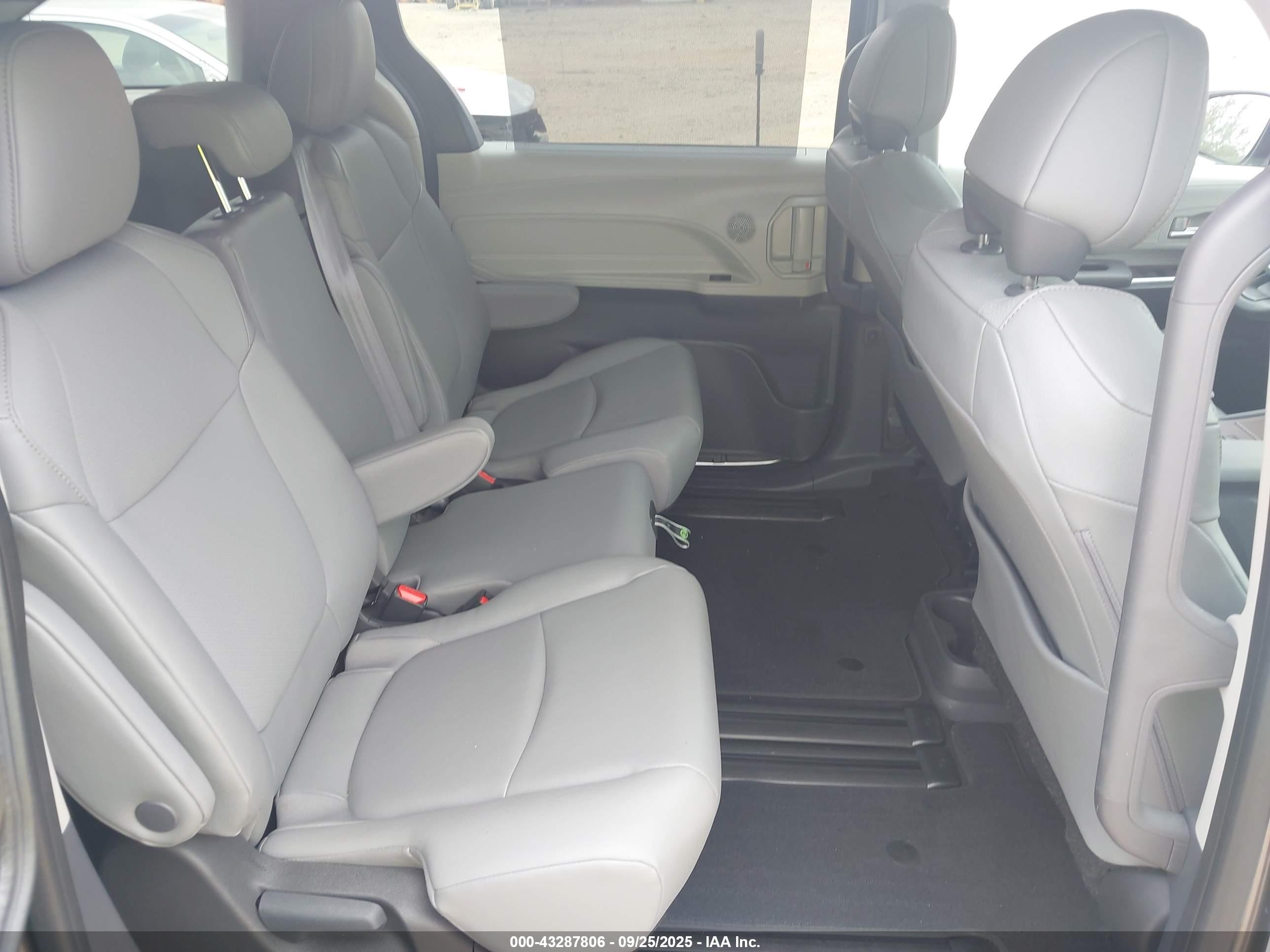 2024 Toyota Sienna Xle Gray vin: 5TDYRKEC8RS215823