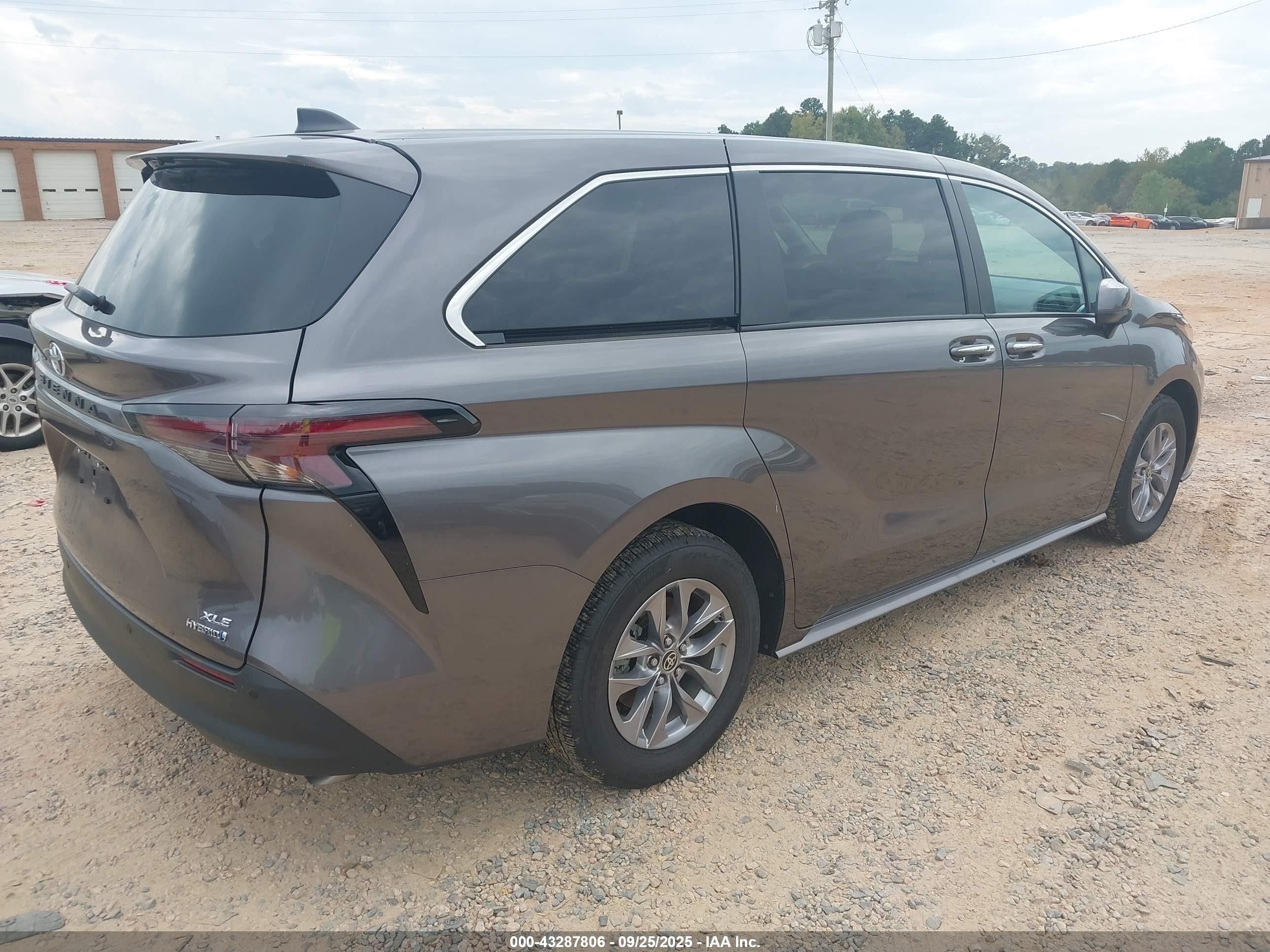 2024 Toyota Sienna Xle Gray vin: 5TDYRKEC8RS215823