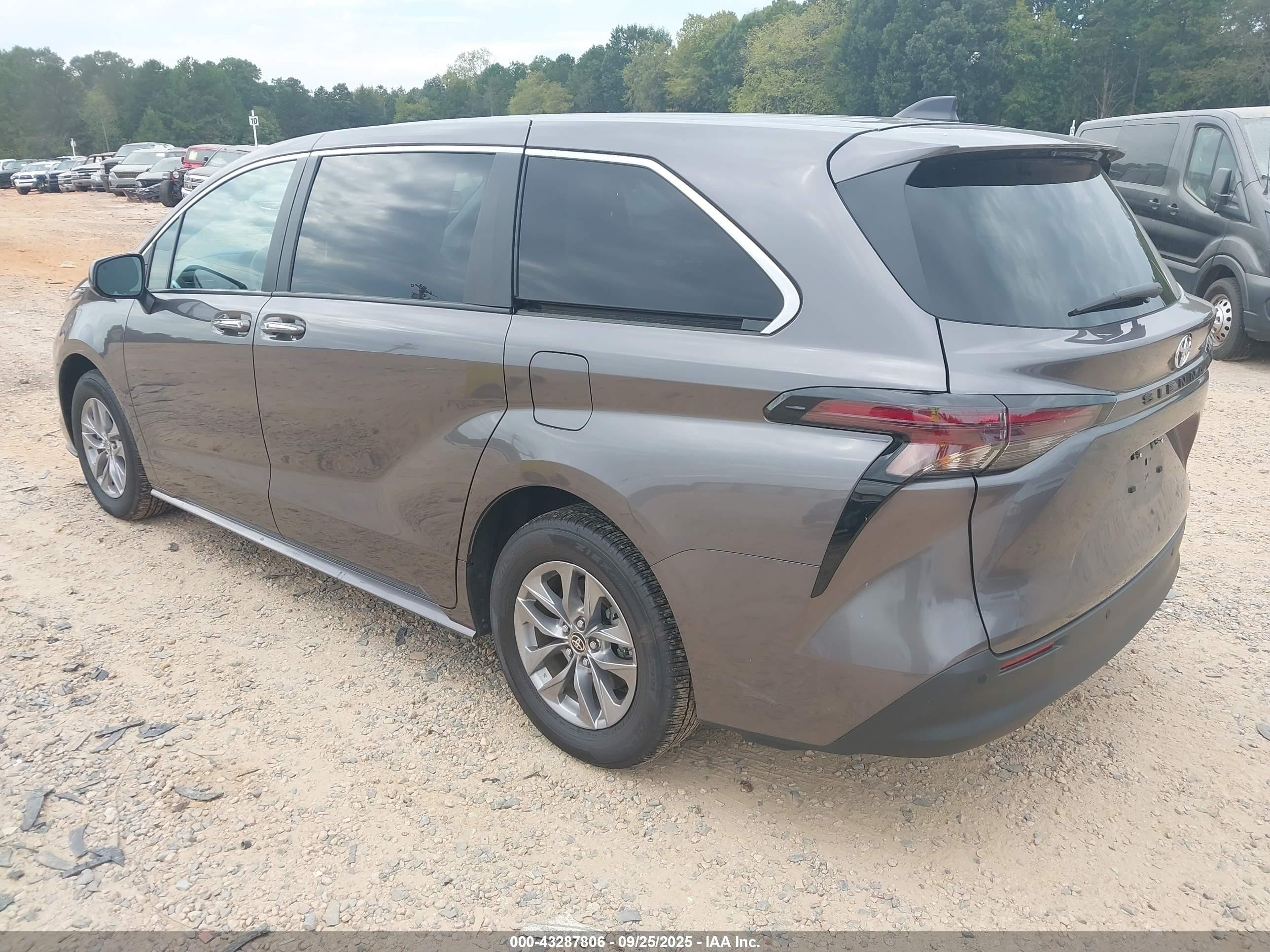 2024 Toyota Sienna Xle Gray vin: 5TDYRKEC8RS215823