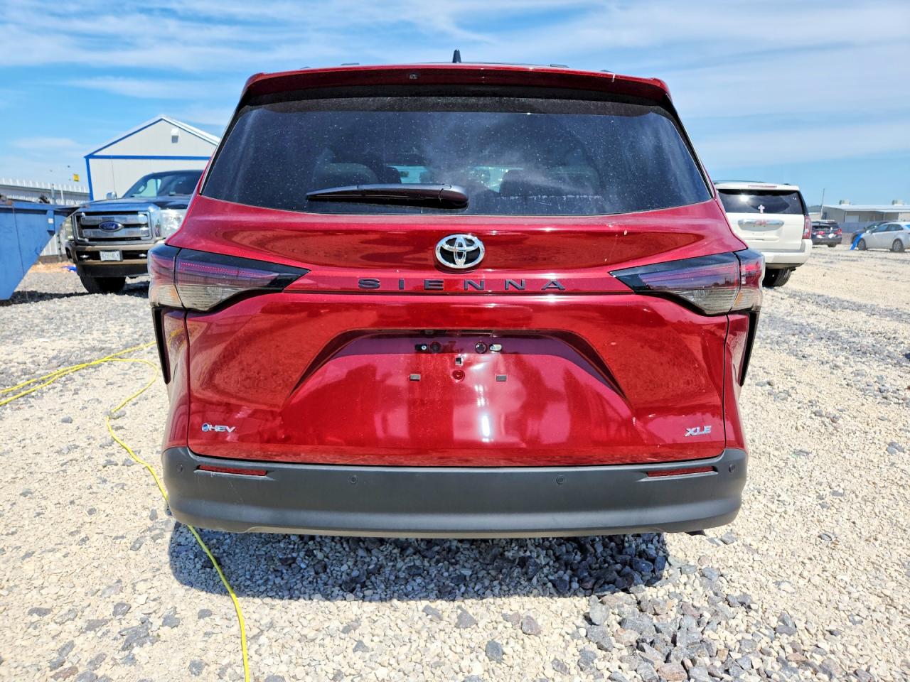 2026 Toyota Sienna Xle 8-passenger Burgundy vin: 5TDYRKEC9TS297925