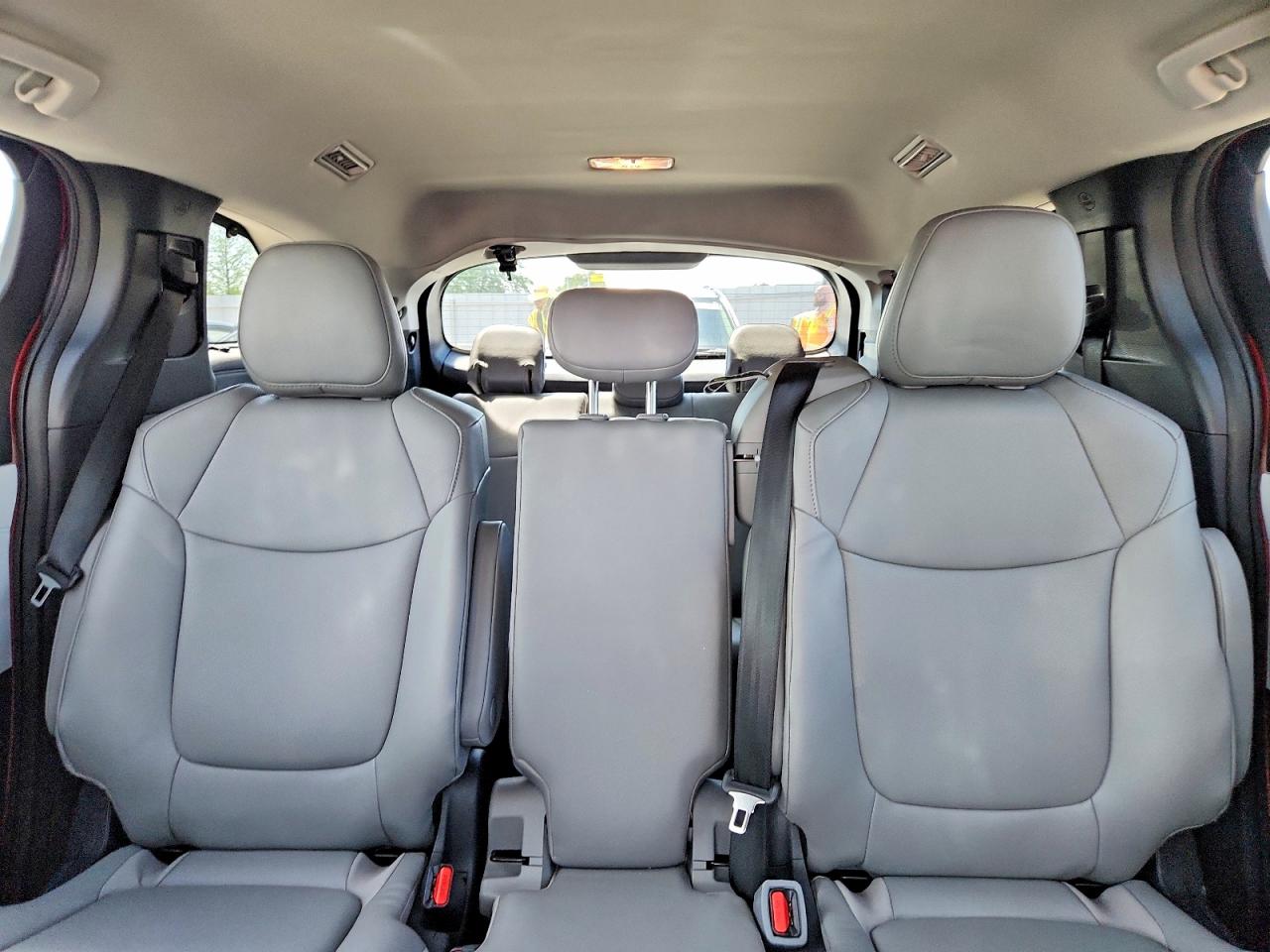 2026 Toyota Sienna Xle 8-passenger Burgundy vin: 5TDYRKEC9TS297925