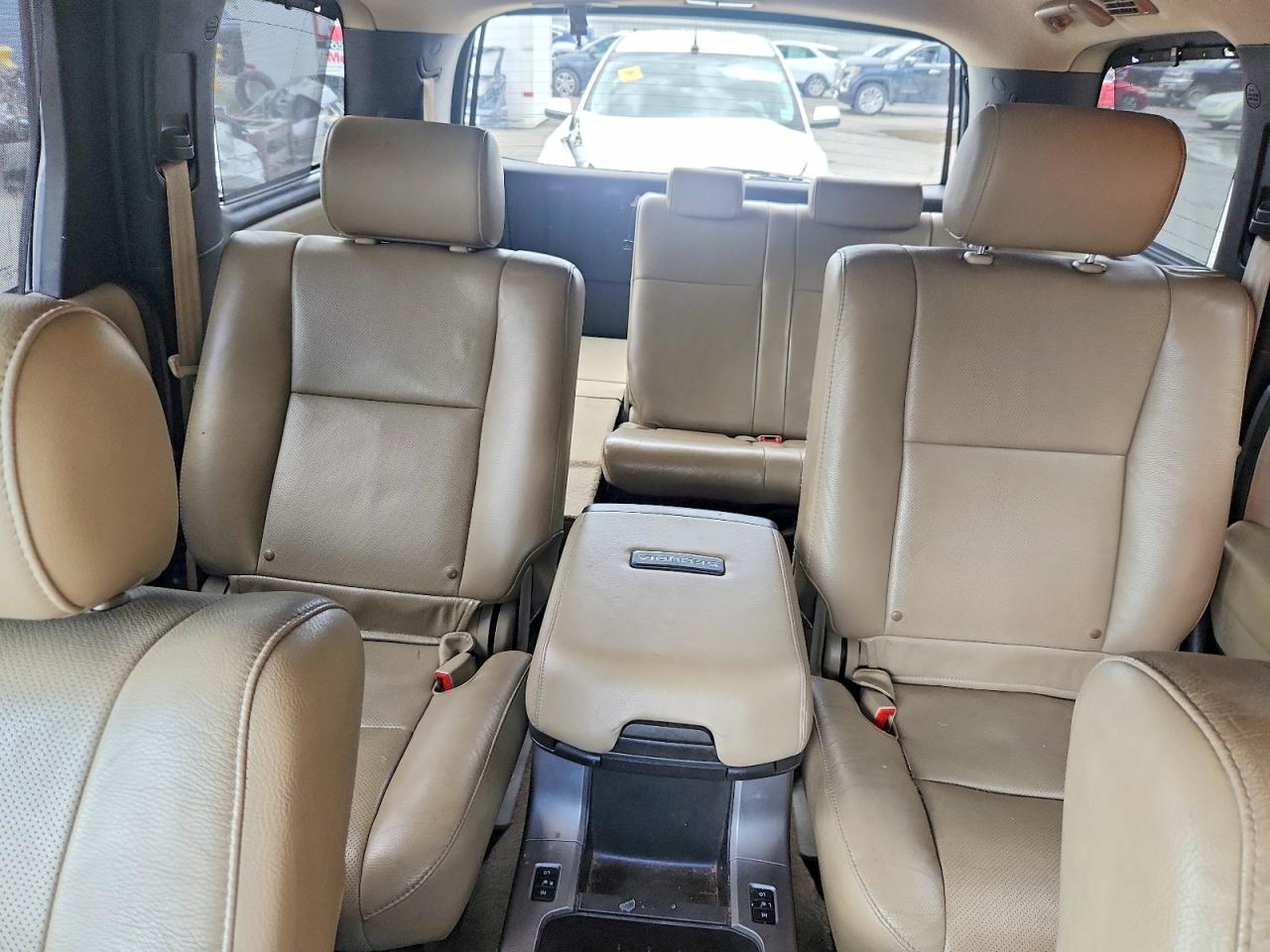 2011 Toyota Sequoia Platinum Черный vin: 5TDYY5G13BS034134