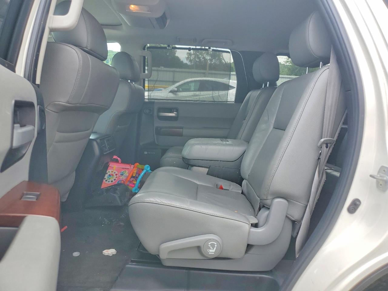 2014 Toyota Sequoia Platinum White vin: 5TDYY5G14ES055806