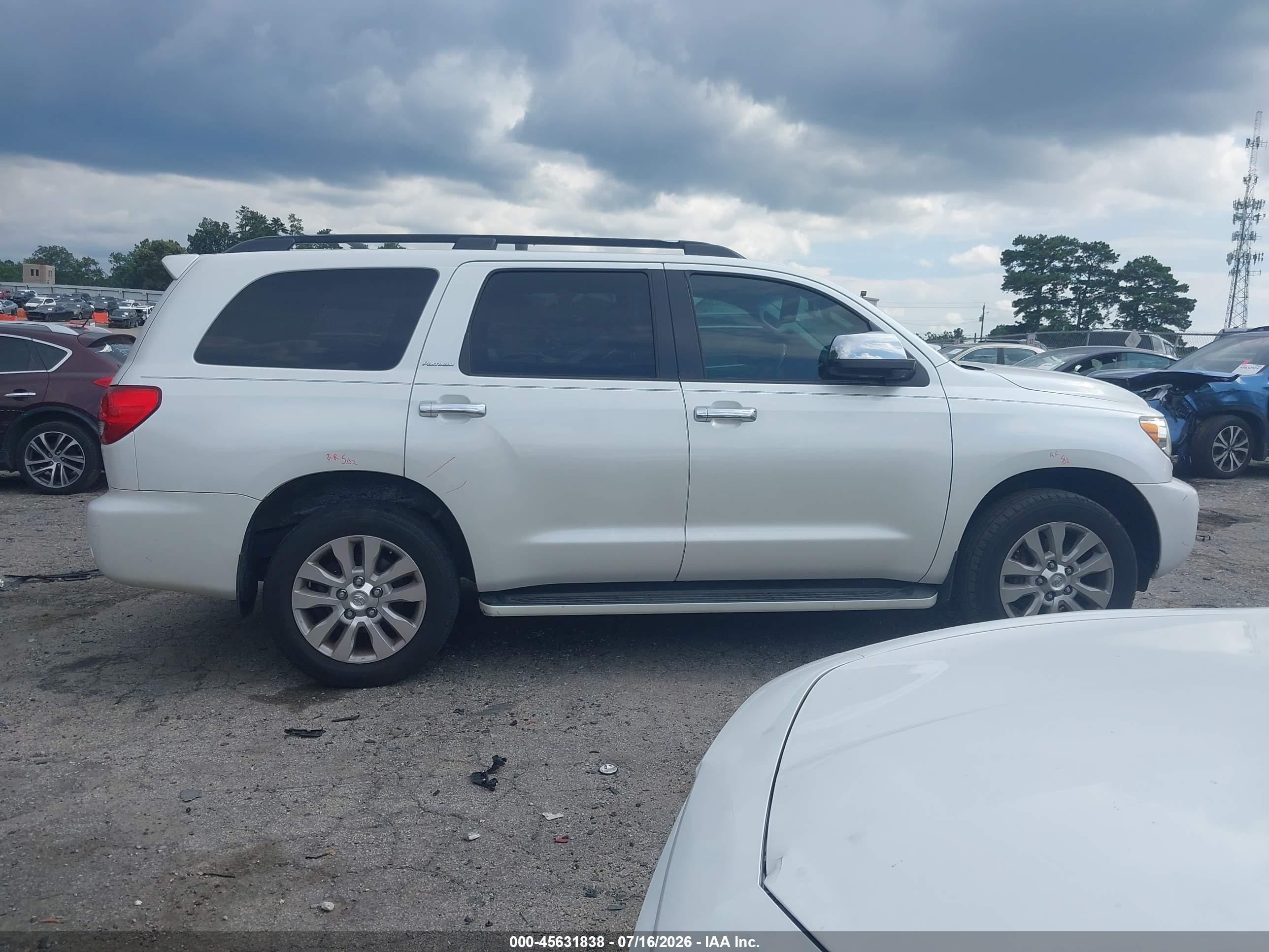 2010 Toyota Sequoia Platinum 5.7l V8 Белый vin: 5TDYY5G19AS026702