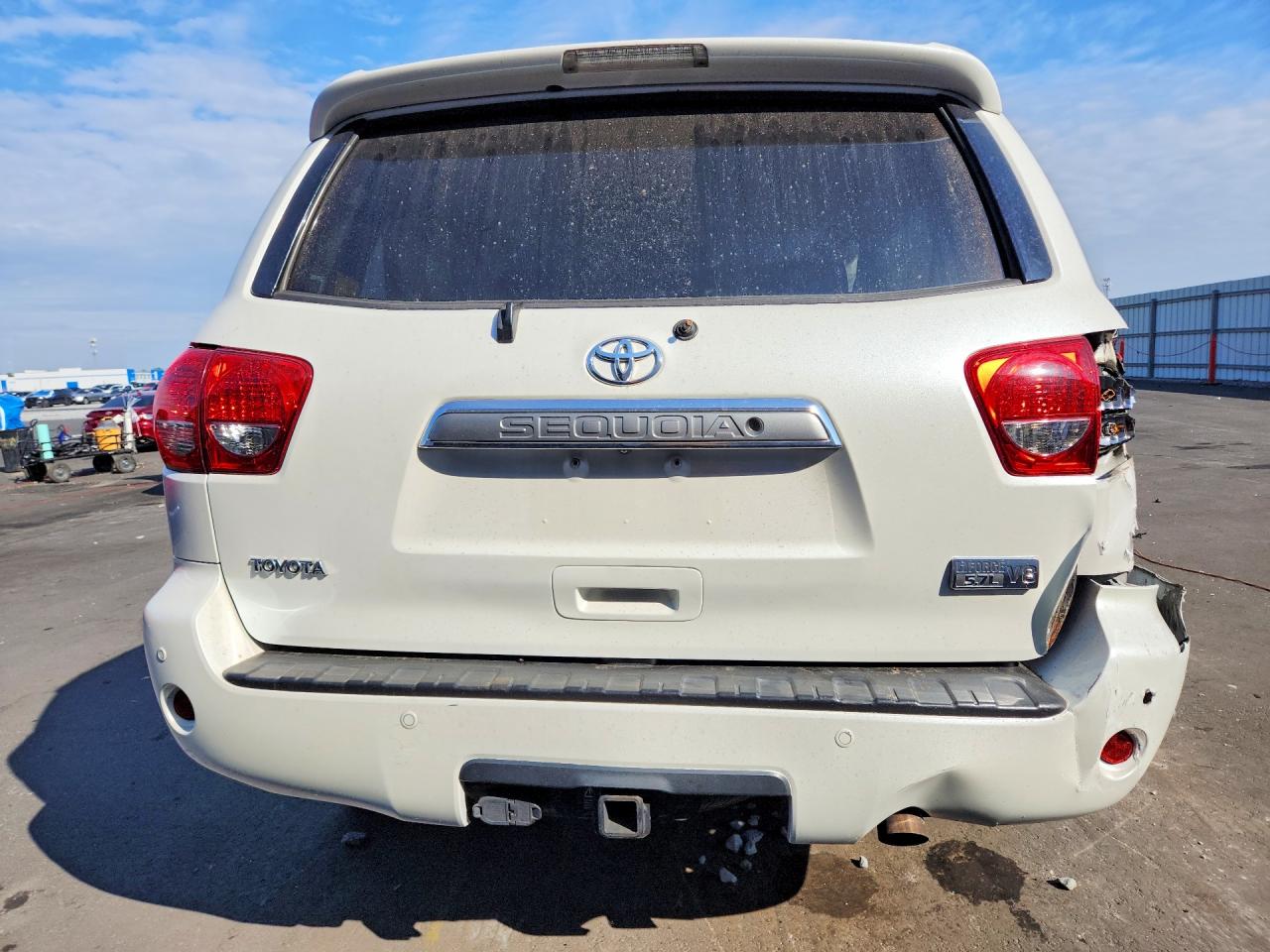 2010 Toyota Sequoia Platinum White vin: 5TDYY5G19AS028417