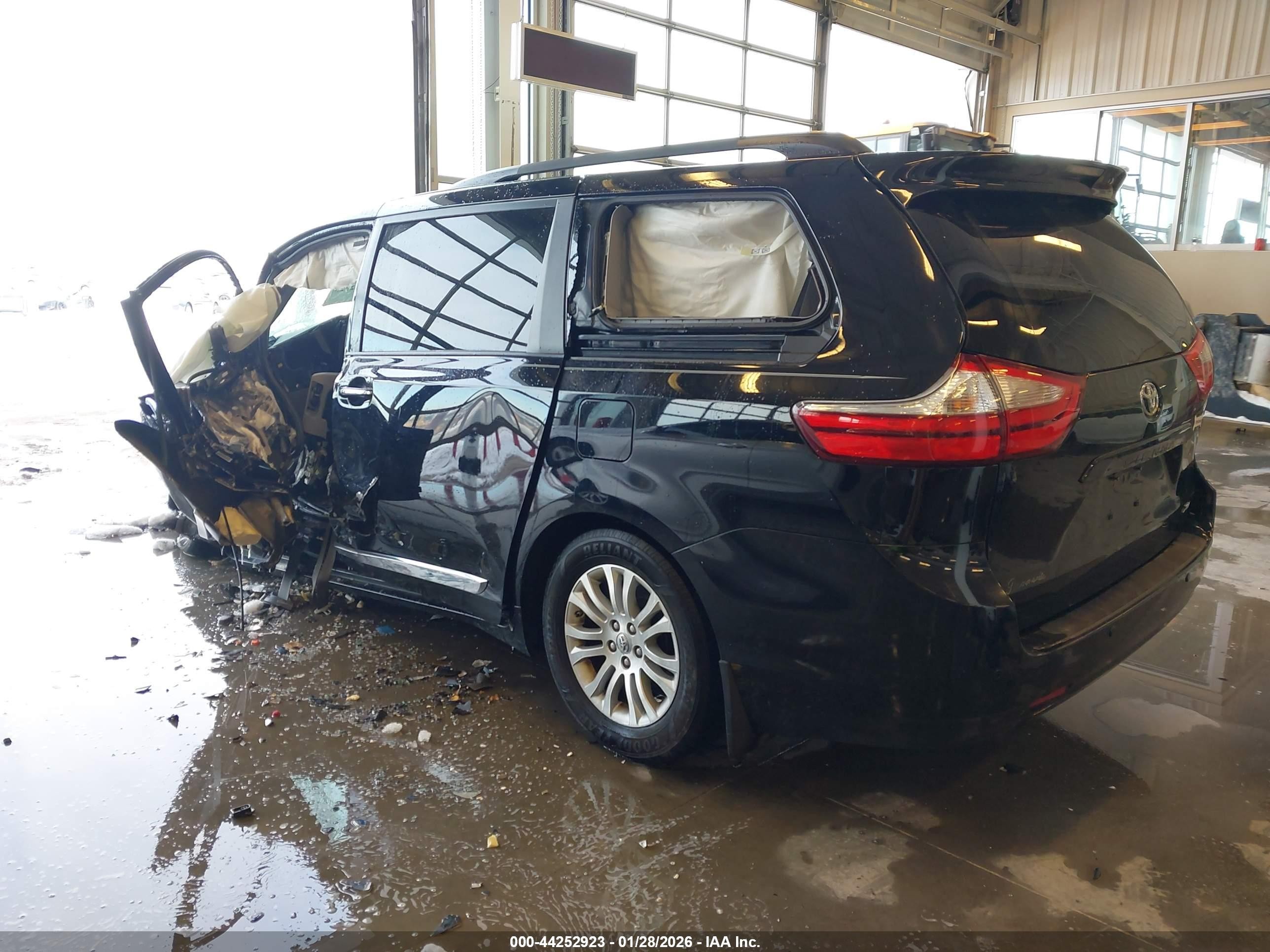 2017 Toyota Sienna Xle Premium 8 Passenger Black vin: 5TDYZ3DC0HS794408