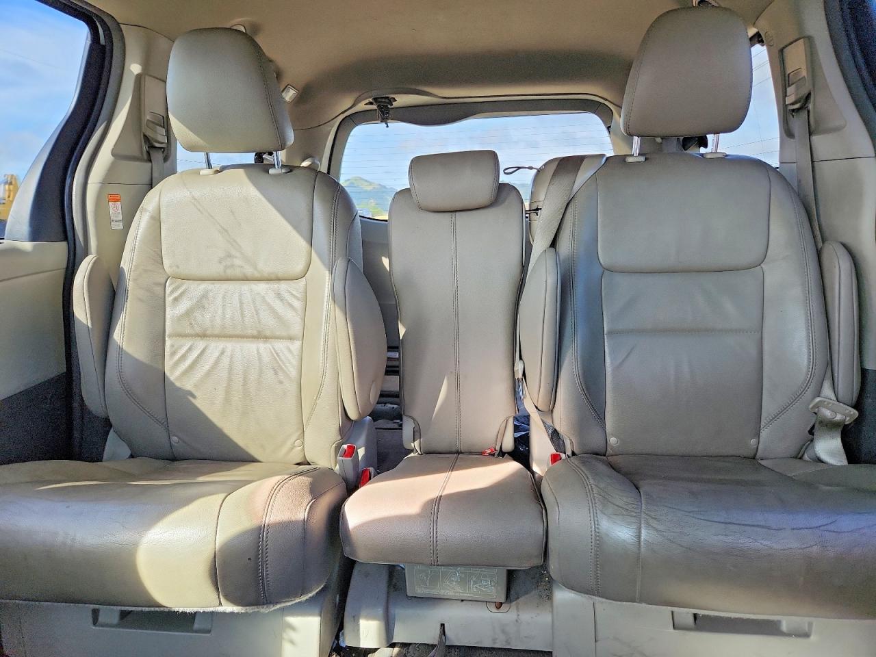 2017 Toyota Sienna Xle 8-passenger Blue vin: 5TDYZ3DC0HS888854