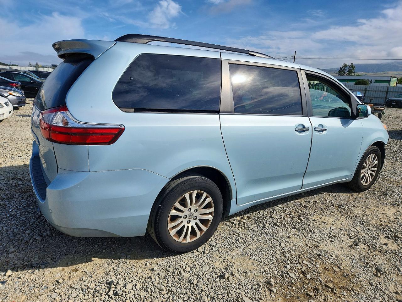2017 Toyota Sienna Xle 8-passenger Blue vin: 5TDYZ3DC0HS888854