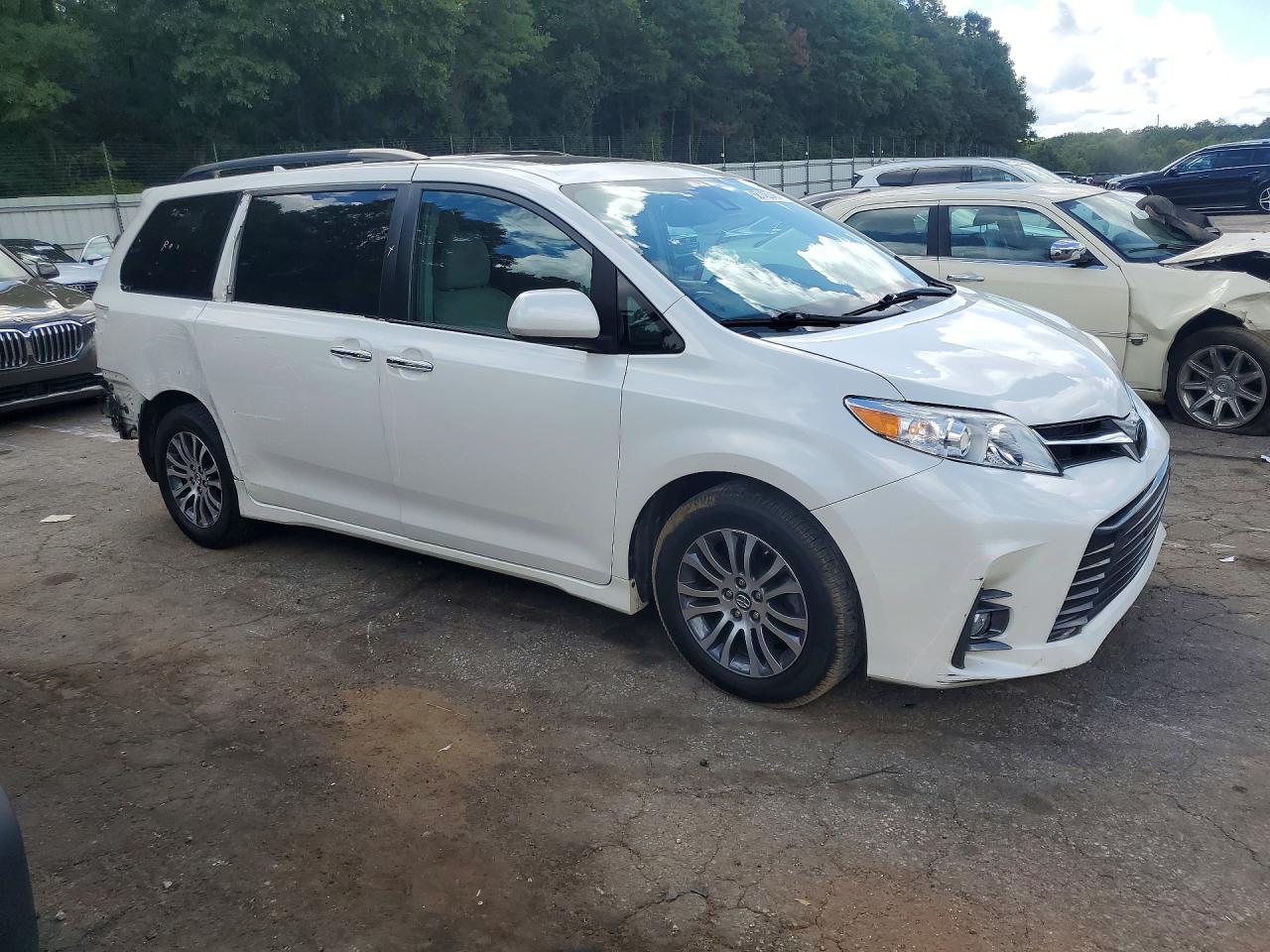 2018 Toyota Sienna Xle 8-passenger White vin: 5TDYZ3DC1JS951174