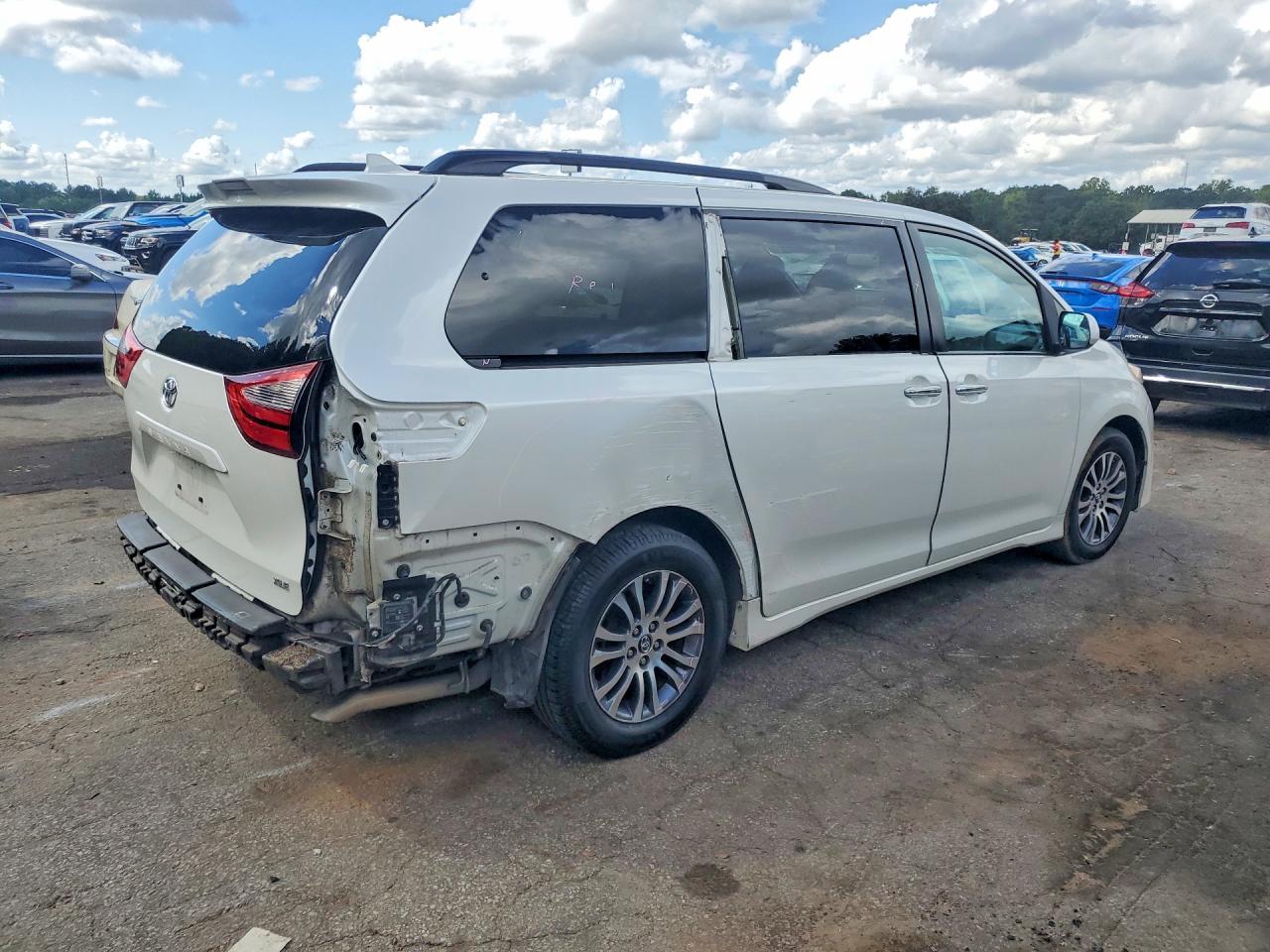 2018 Toyota Sienna Xle 8-passenger White vin: 5TDYZ3DC1JS951174