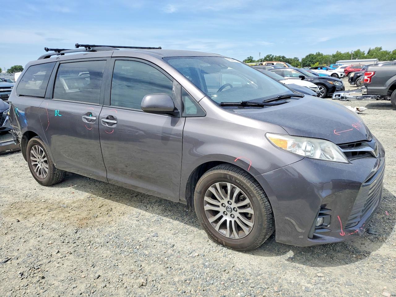 2019 Toyota Sienna Xle 8-passenger Gray vin: 5TDYZ3DC1KS989490