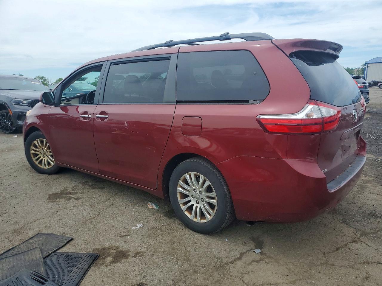 2017 Toyota Sienna Xle 8-passenger Red vin: 5TDYZ3DC2HS794720